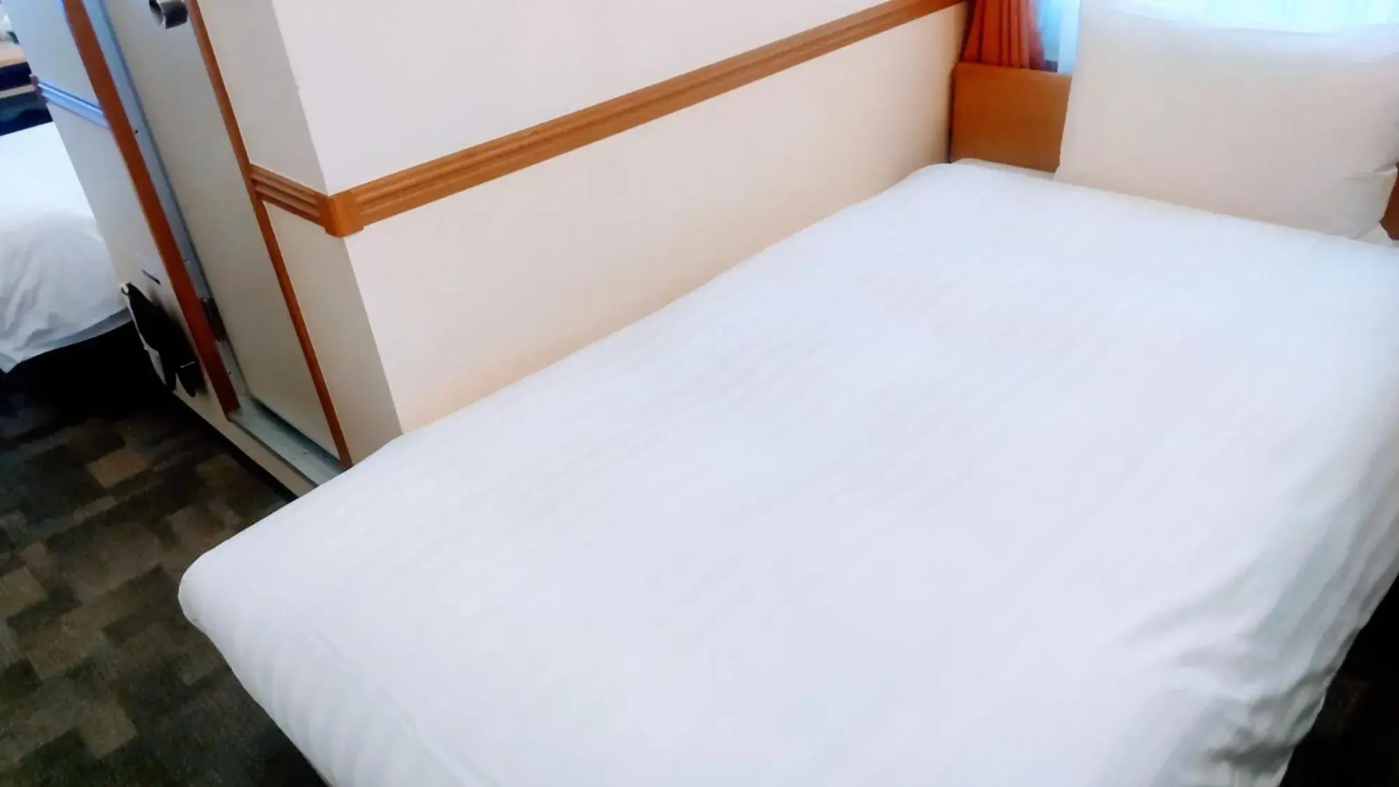 Standard Twin Room with a Shower & Bath Room between Beds - single occupancy - Non-Smoking in Toyoko Inn Shin-Osaka Chuo-guchi Shinkan Standard Twin Room with a Shower & Bath Room between Beds - single occupancy - Non-Smoking in Toyoko Inn Shin-Osaka Chuo-guchi Shinkan
