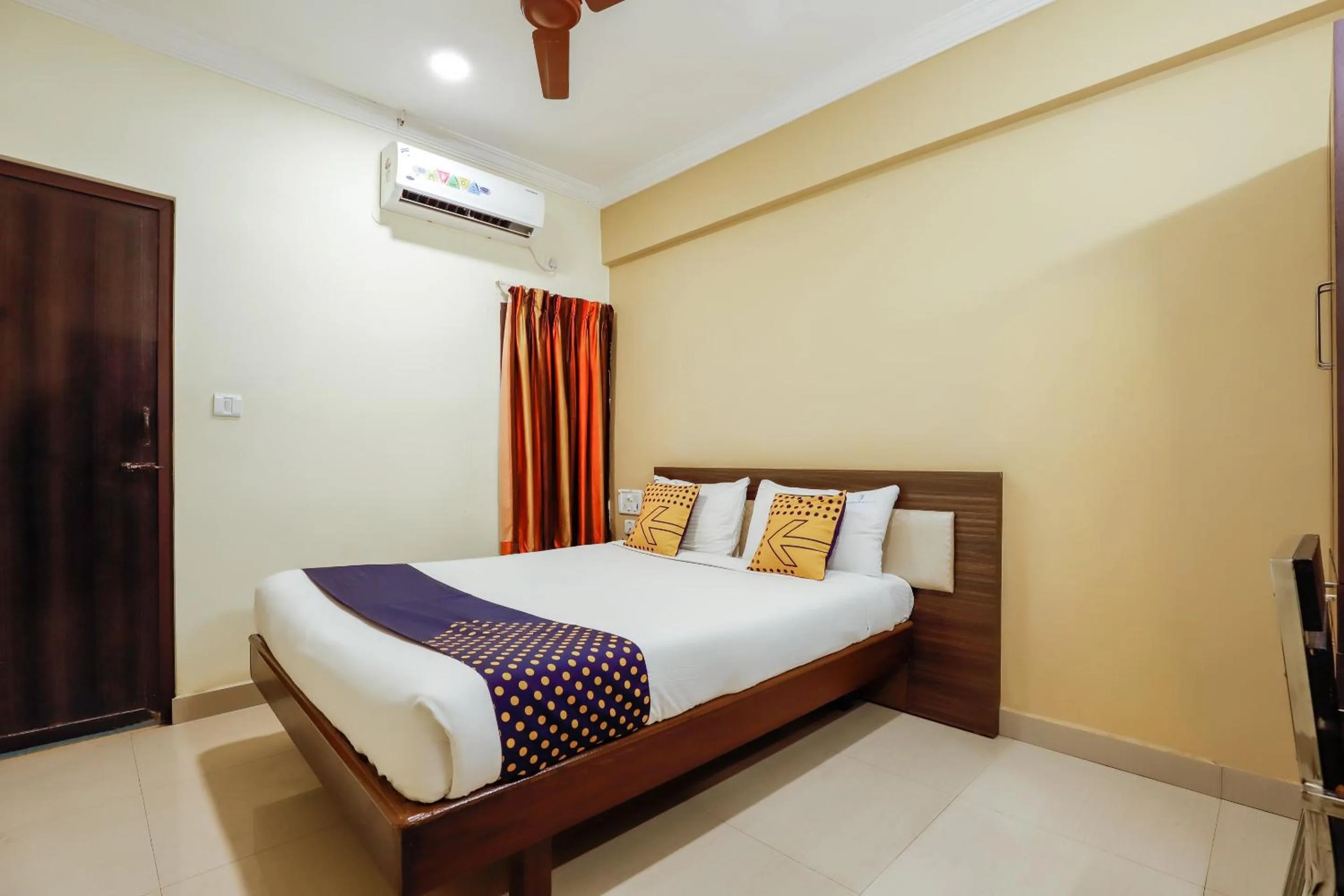 Bedroom, Bed in SPOT ON Central Inn