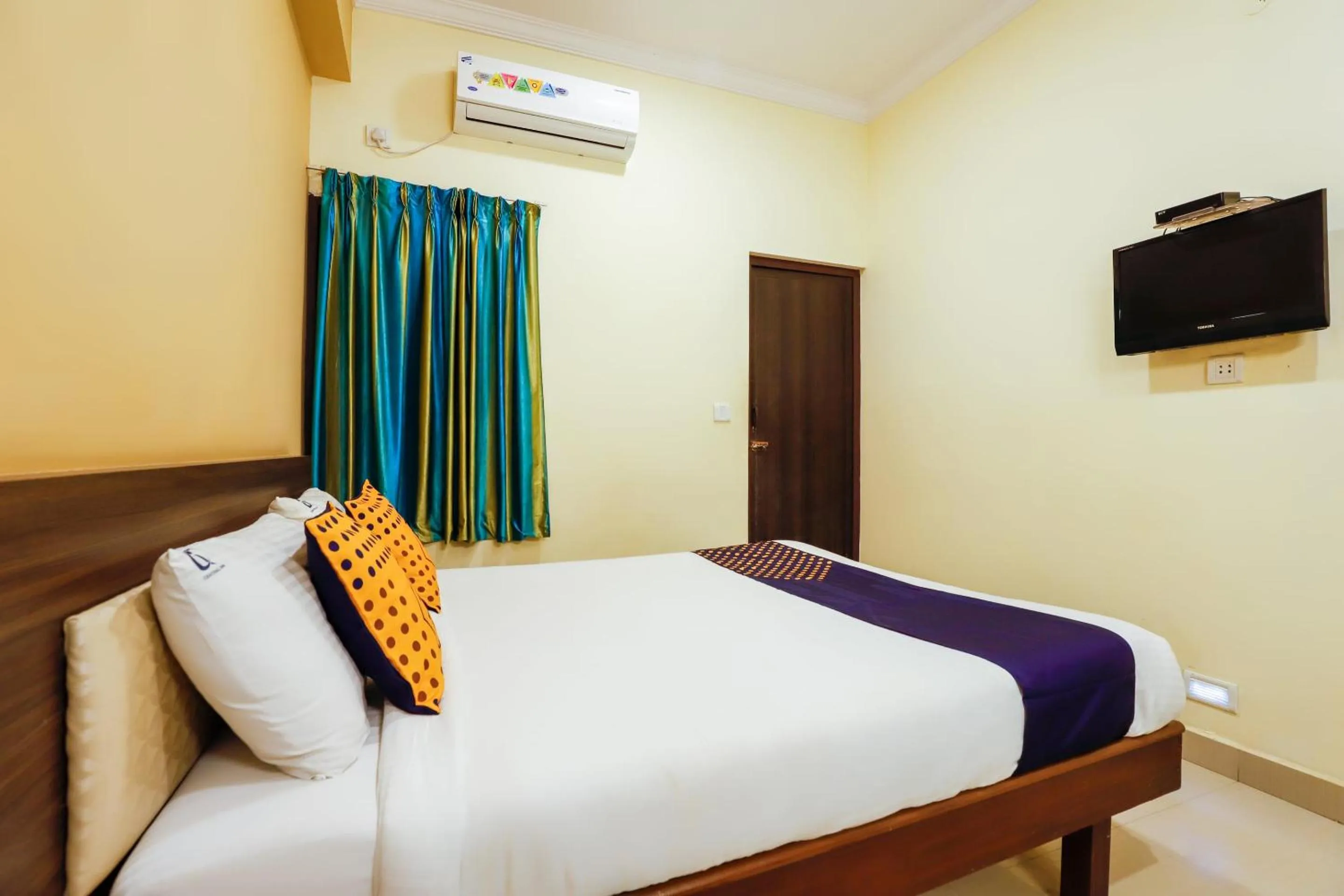 Bedroom, Bed in SPOT ON Central Inn