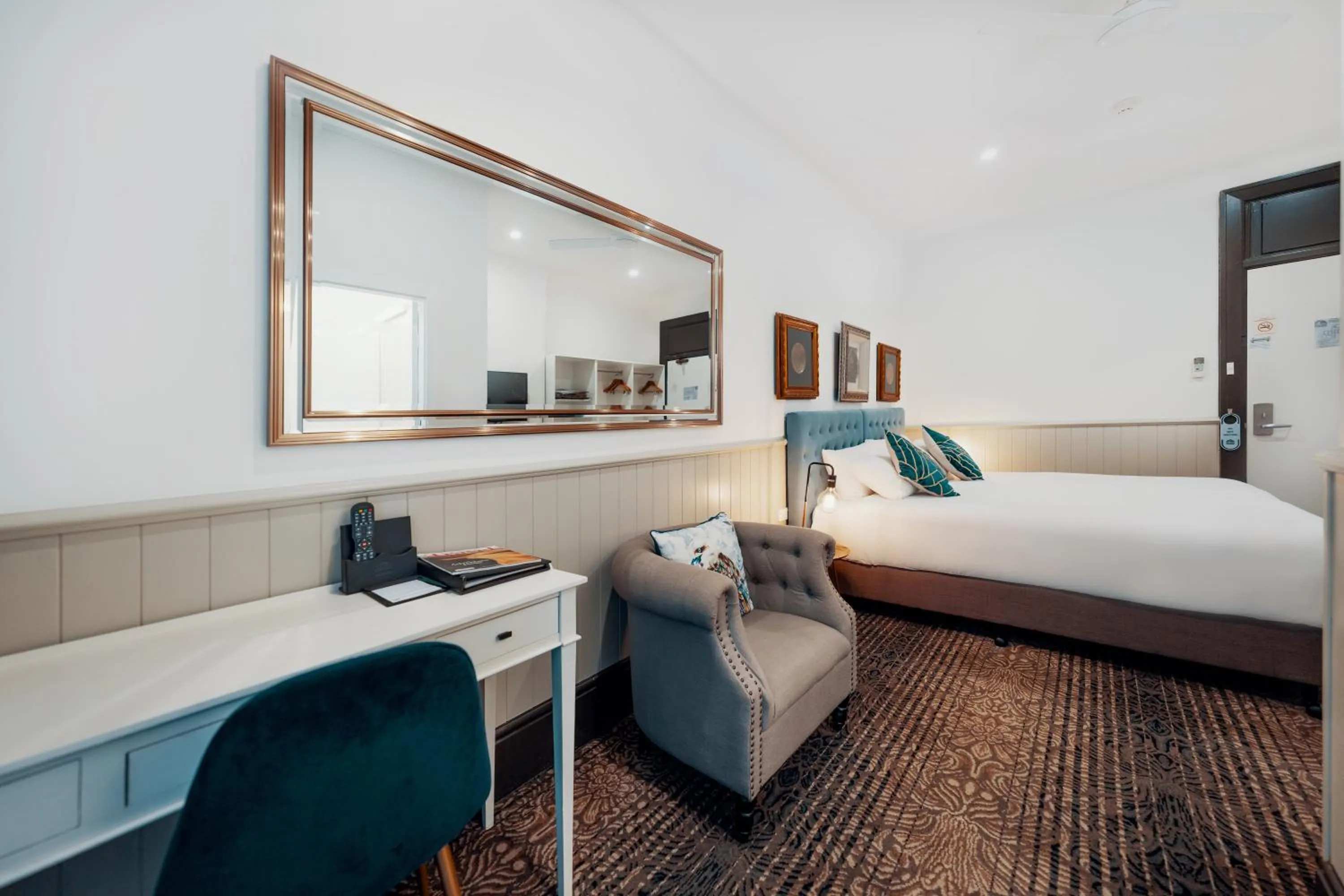 Bed in Cremorne Point Manor