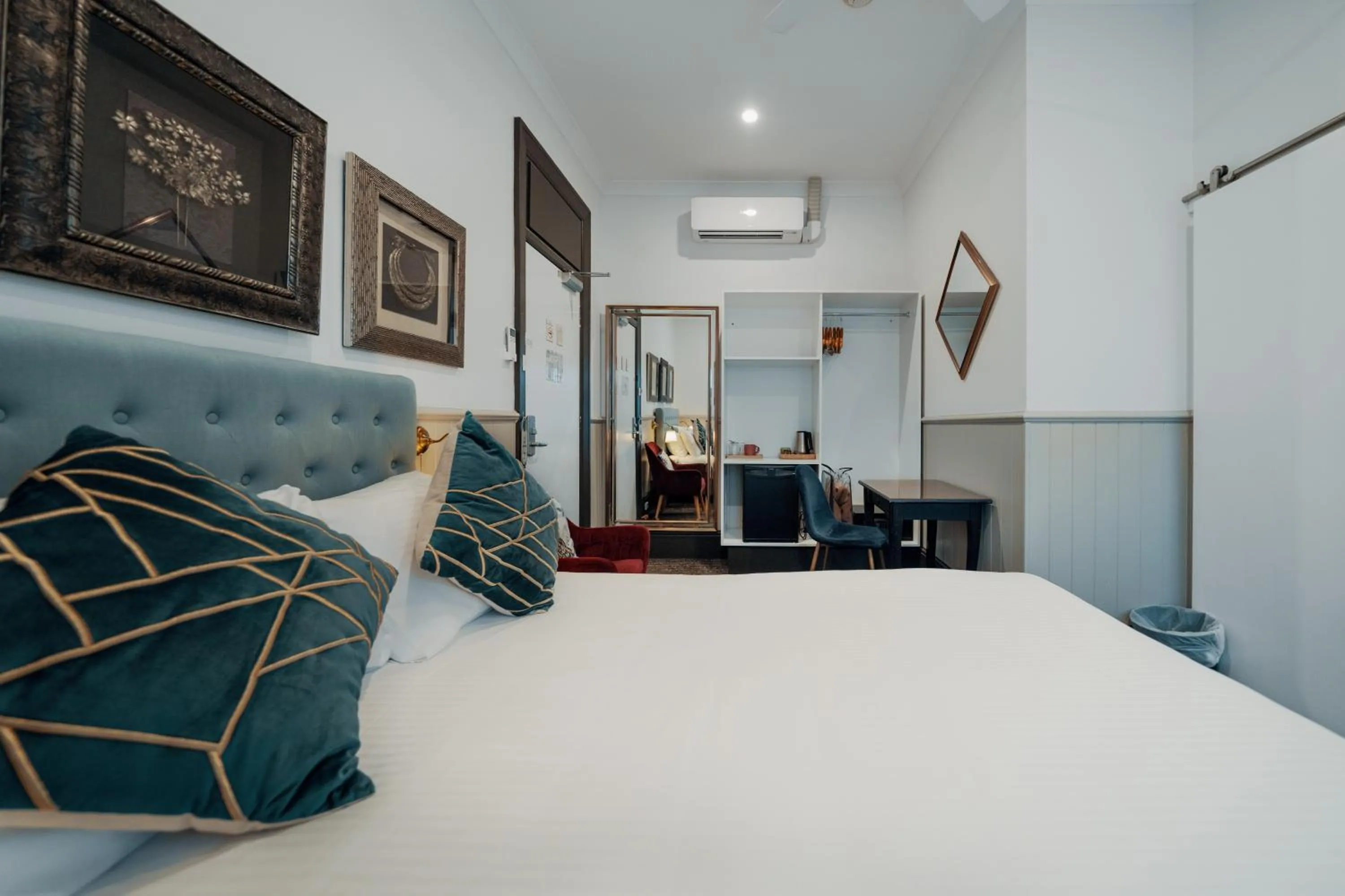 Bed in Cremorne Point Manor
