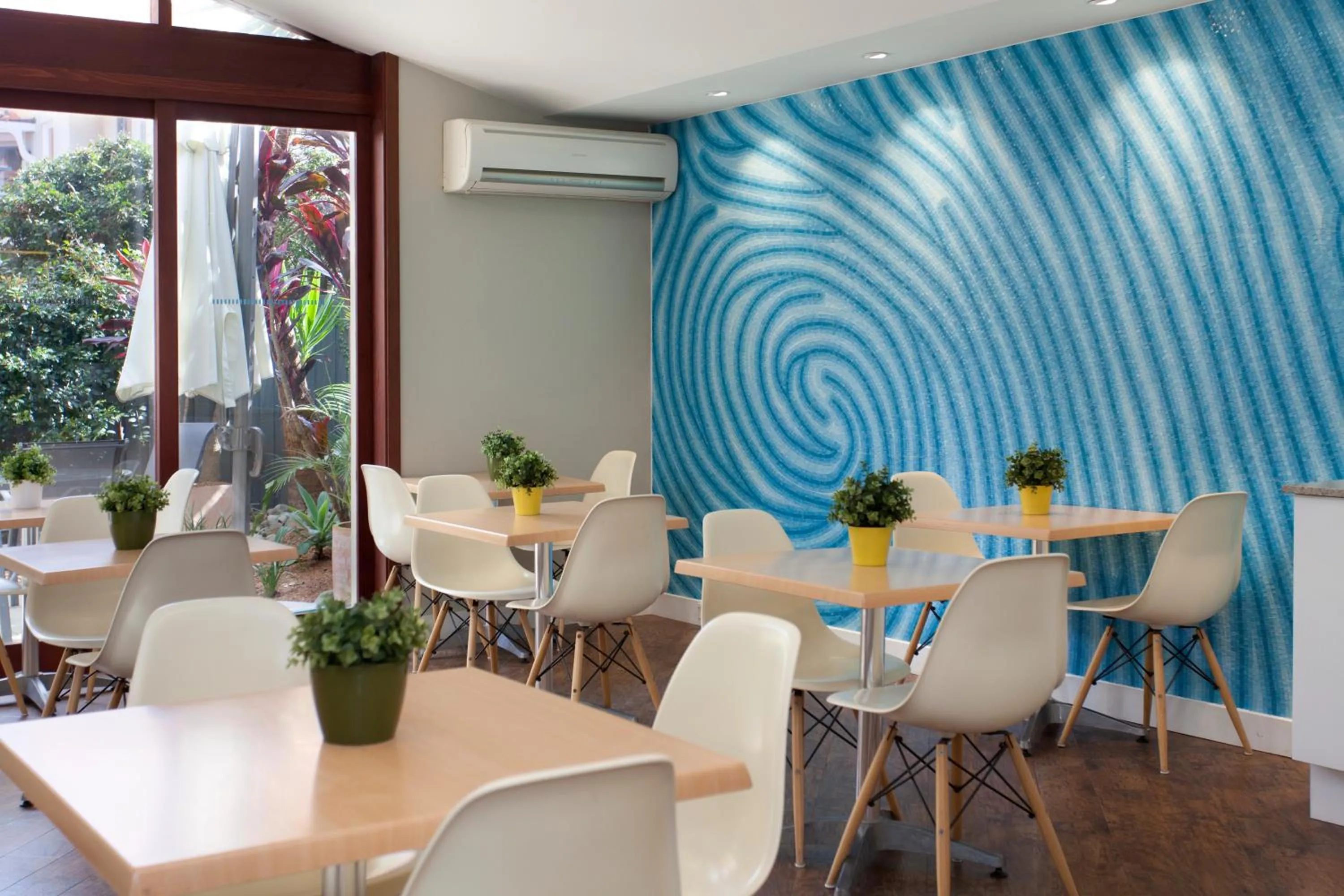 Restaurant/places to eat in Cremorne Point Manor