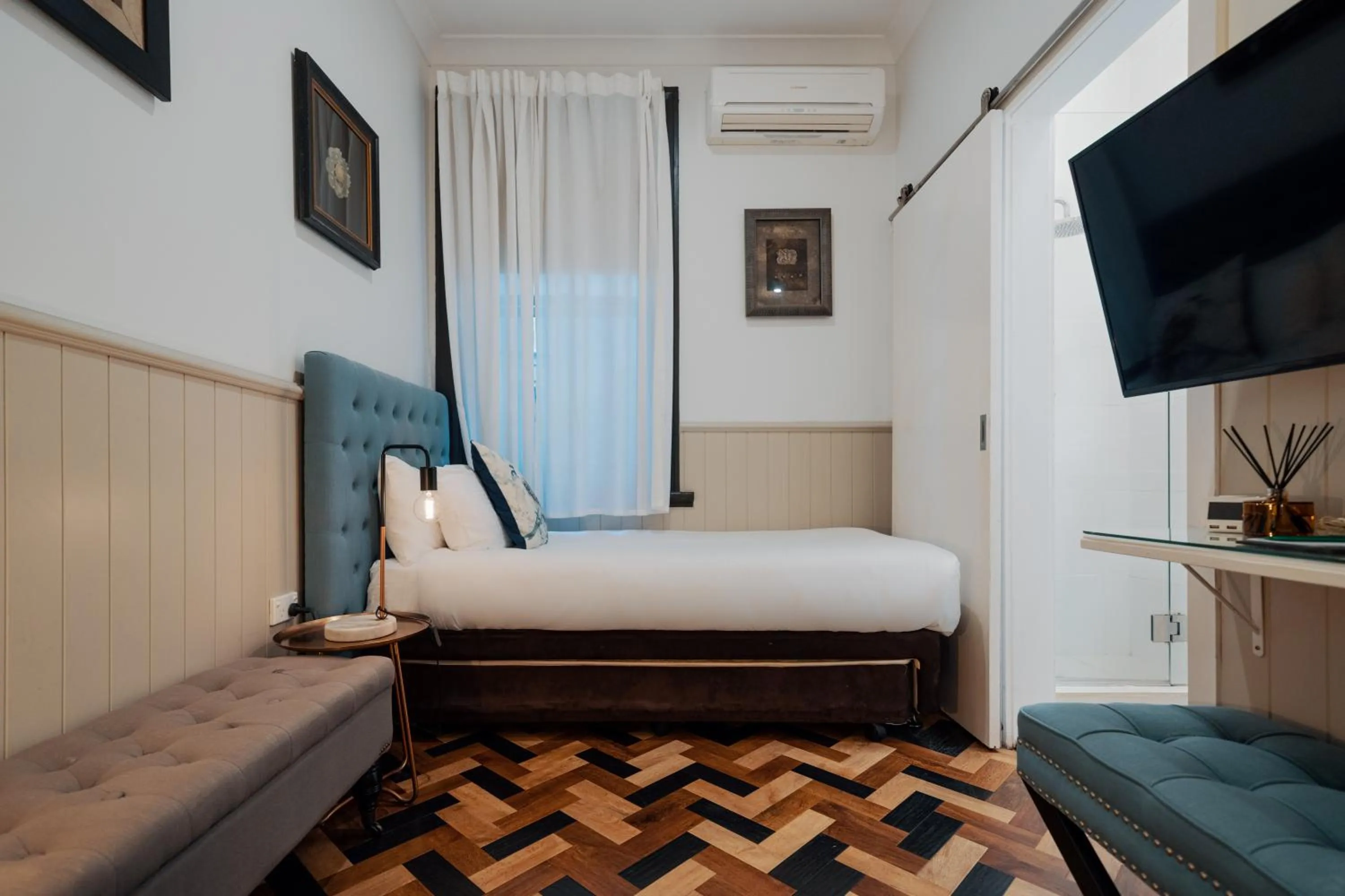 Bed in Cremorne Point Manor