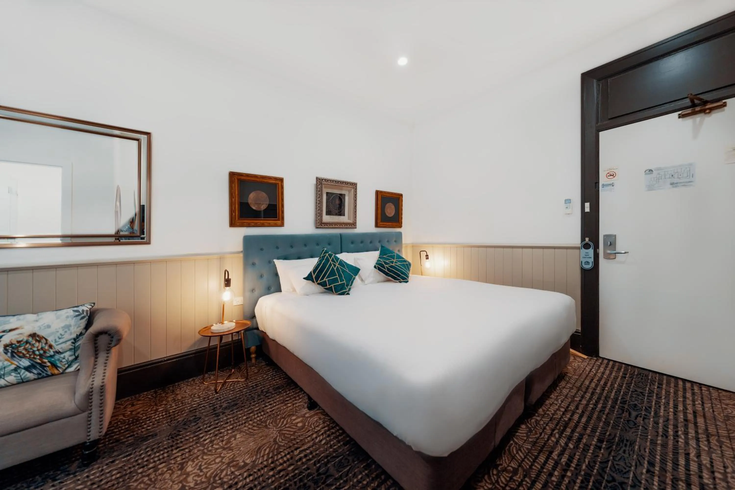 Bed in Cremorne Point Manor