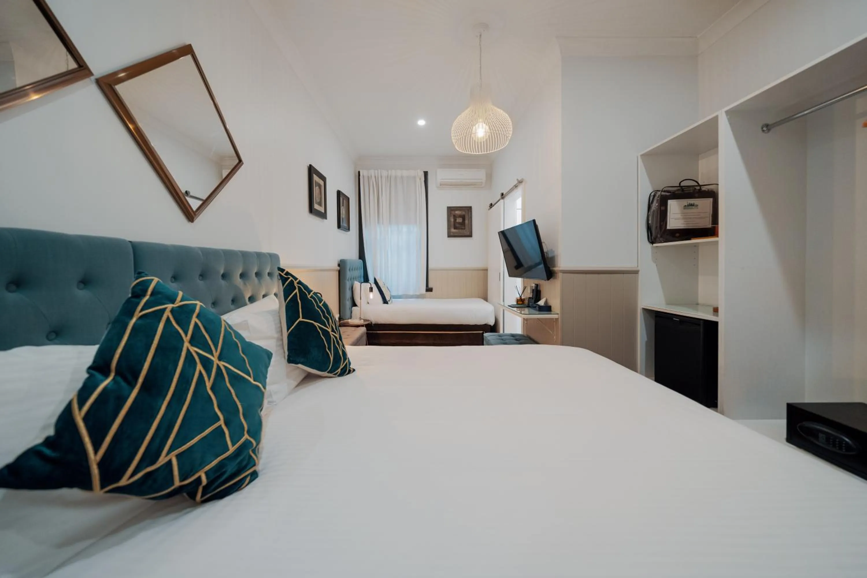 Bed in Cremorne Point Manor