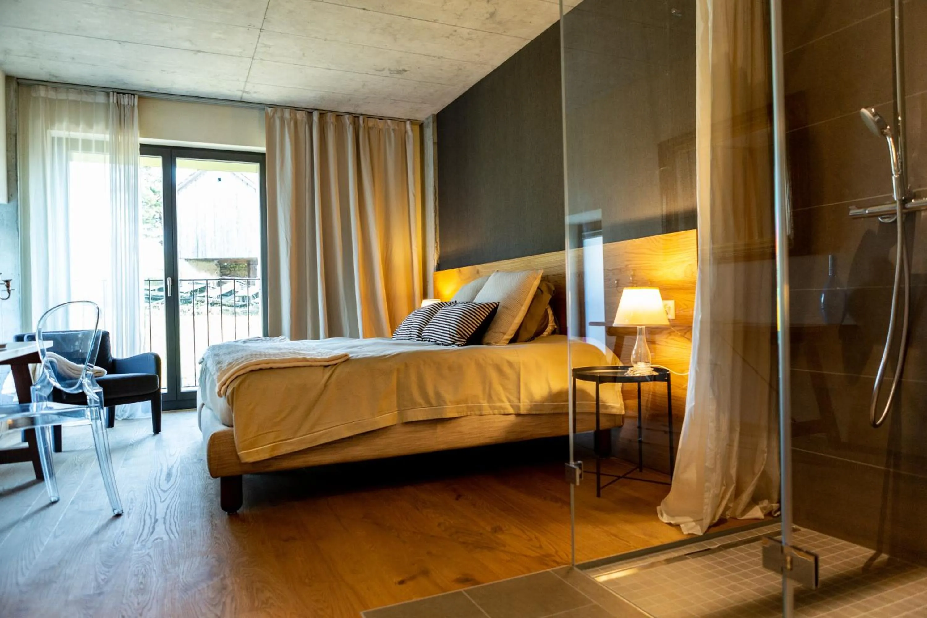 Shower, Bed in Hotel de l’Ours Preles