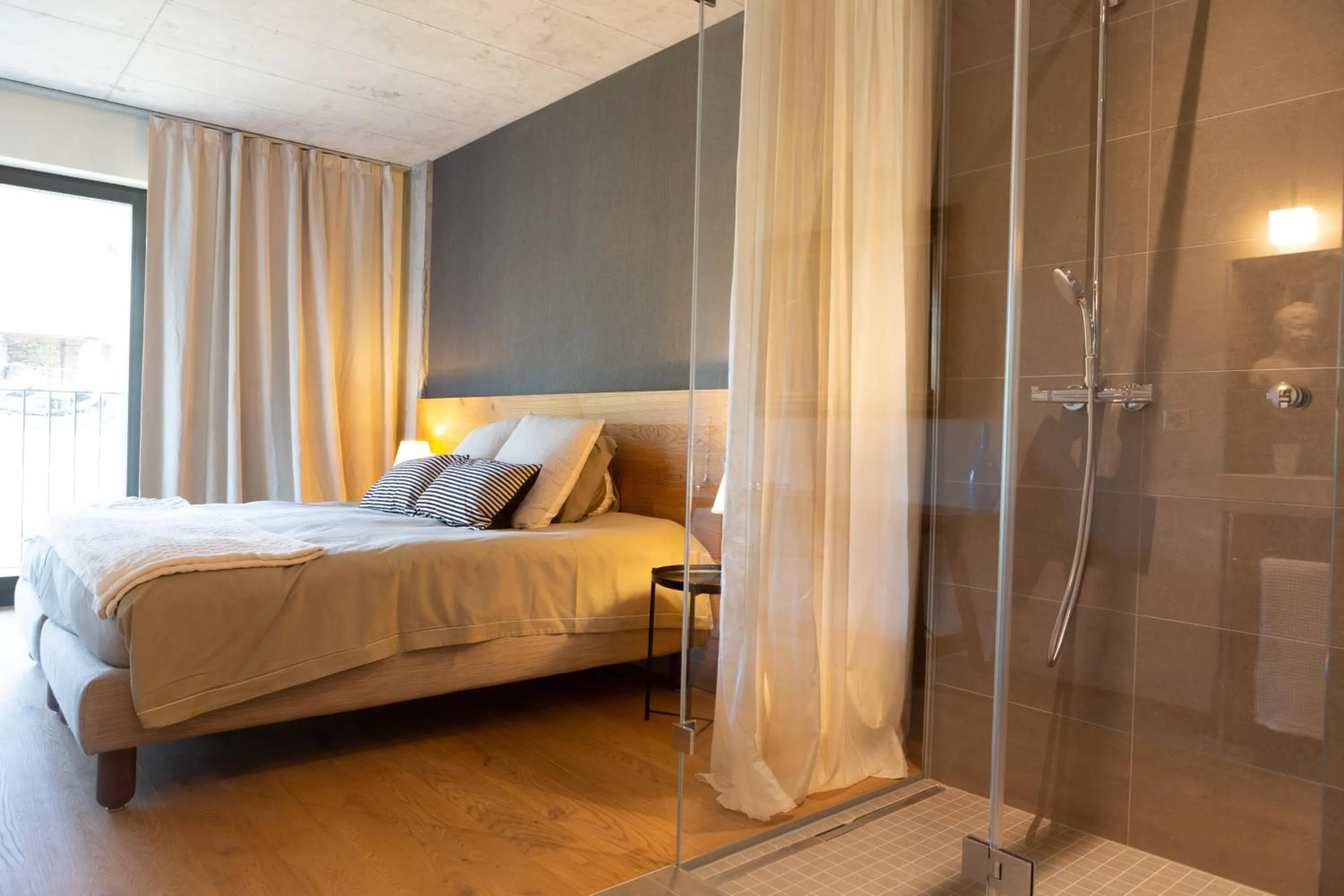 Shower, Bed in Hotel de l’Ours Preles