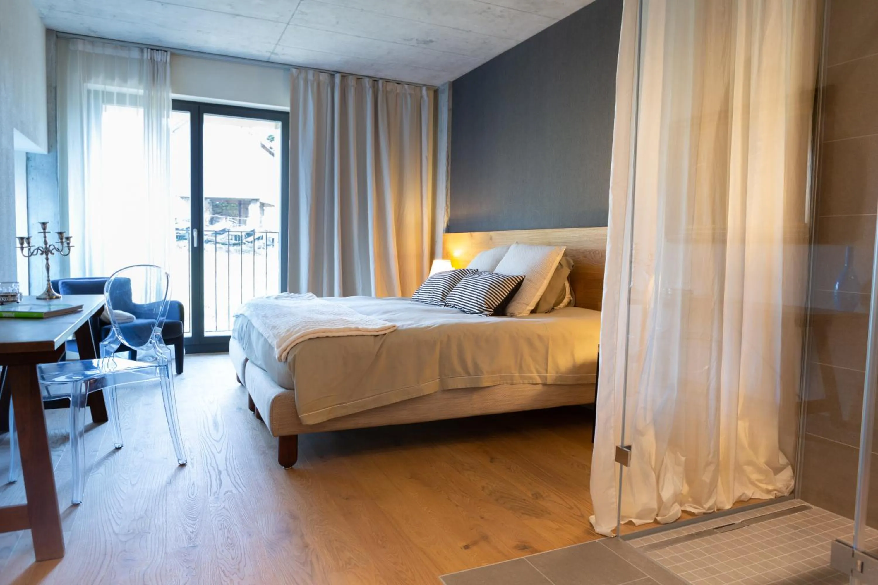 Shower, Bed in Hotel de l’Ours Preles