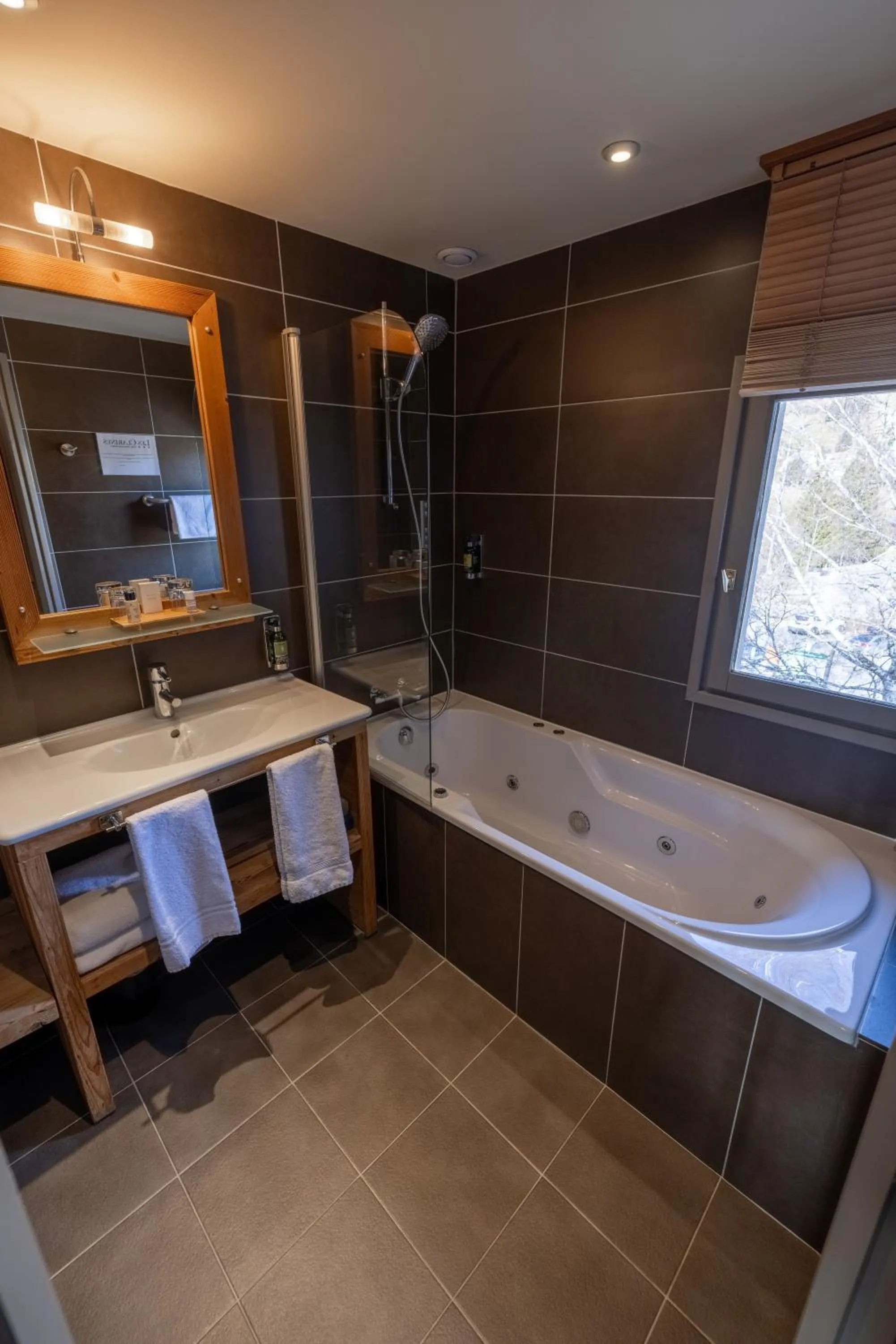 Bathroom, Kitchen/Kitchenette in Hôtel et Spa les Clarines