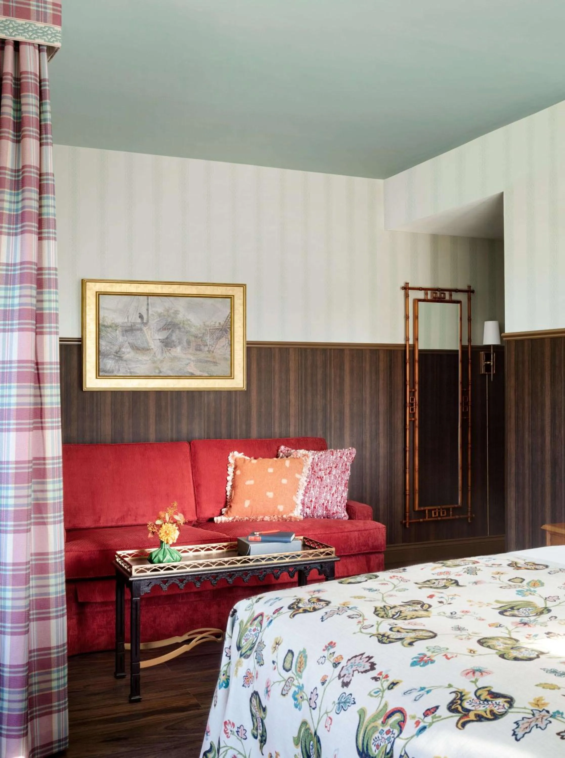 Living room, Bed in Graduate by Hilton Cambridge