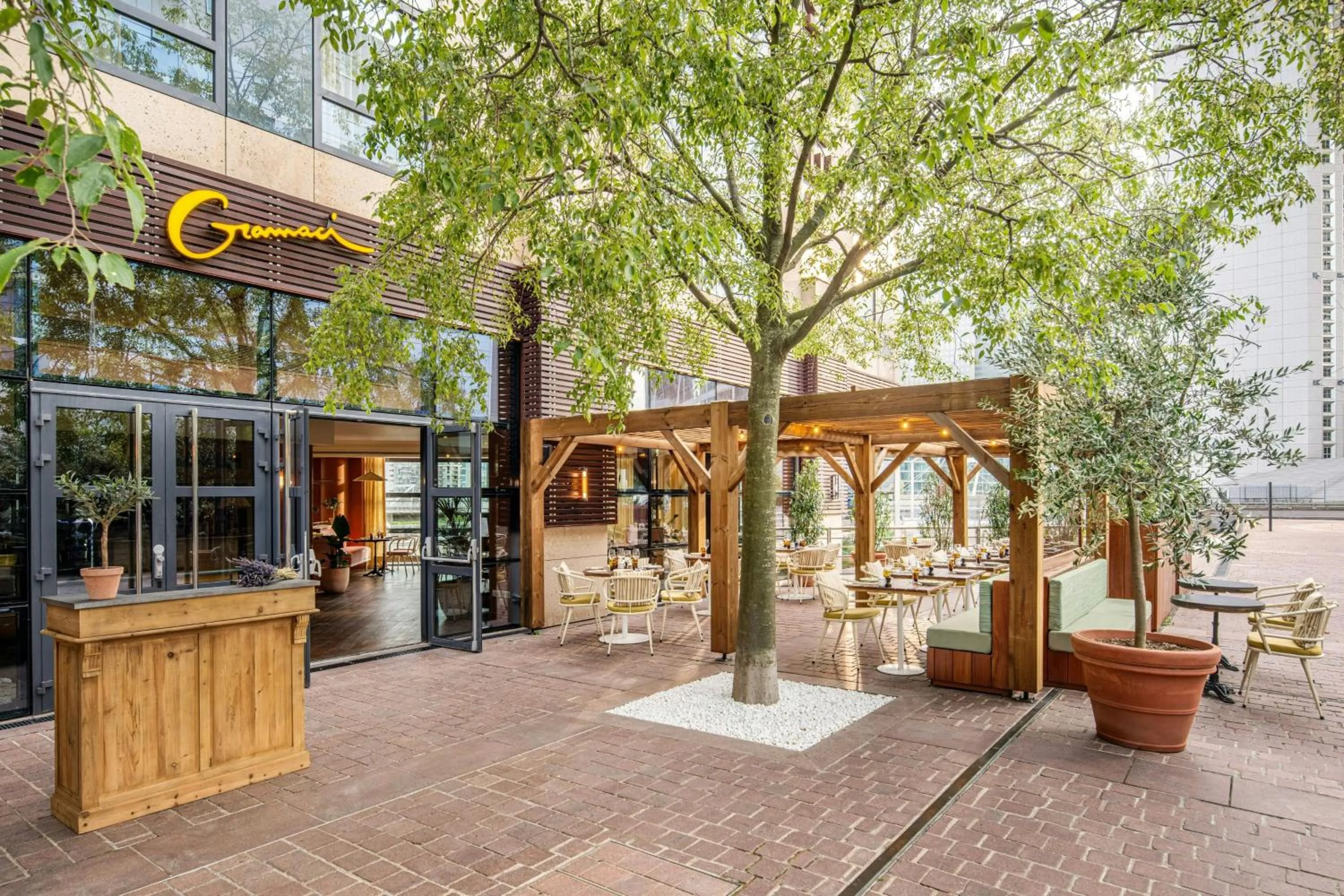 Property building in Renaissance Paris La Defense Hotel