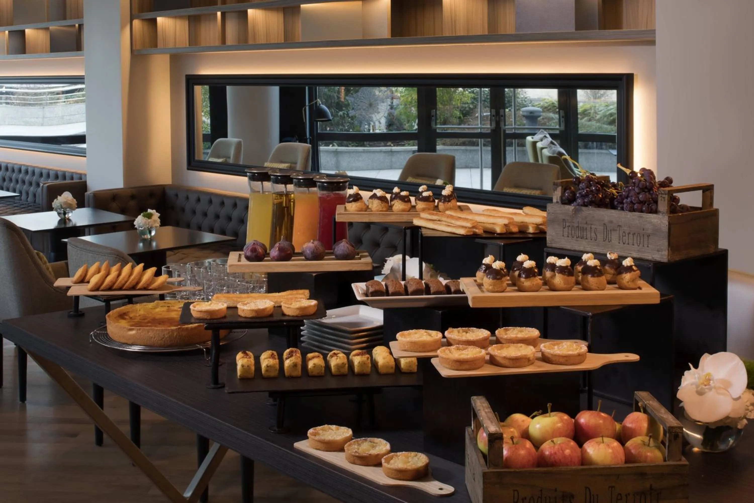 Lounge or bar in Renaissance Paris La Defense Hotel