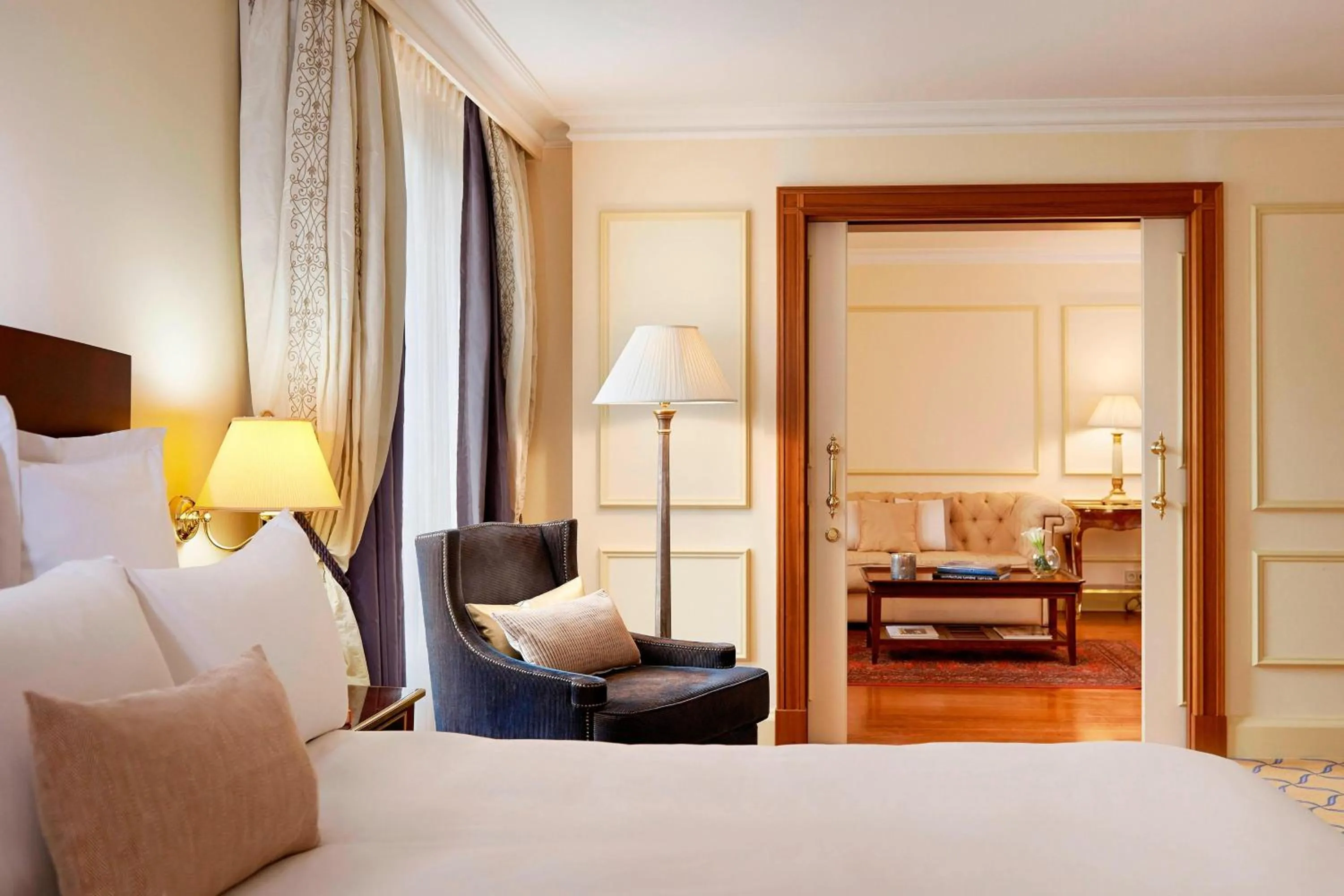 Photo of the whole room, Bed in Renaissance Paris La Defense Hotel