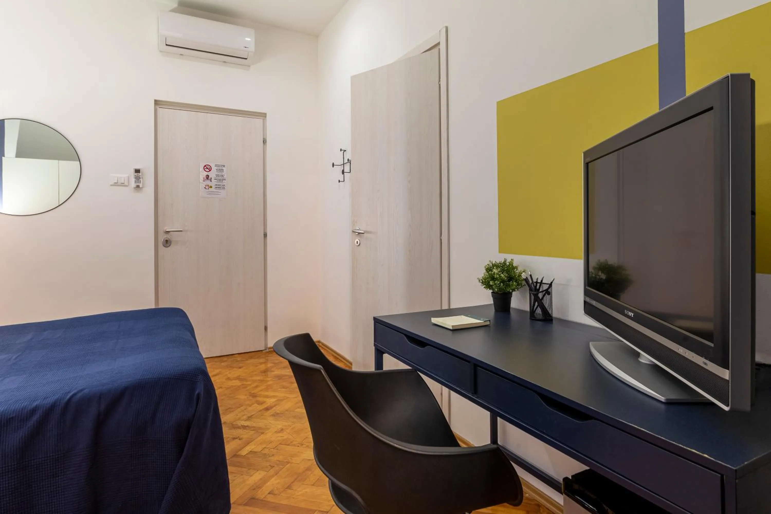 Communal lounge/ TV room in Lovely guest-room with private bathroom