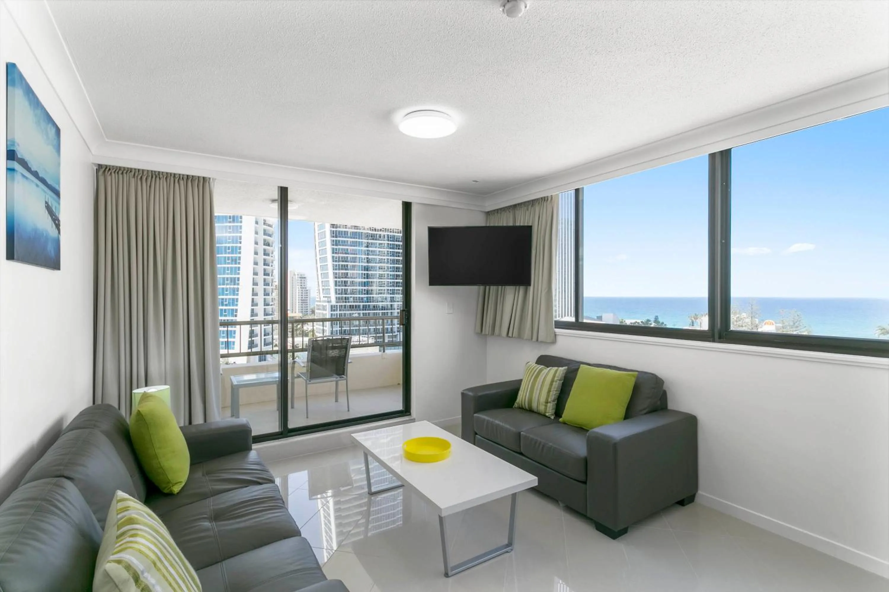 Communal lounge/ TV room in BreakFree Cosmopolitan