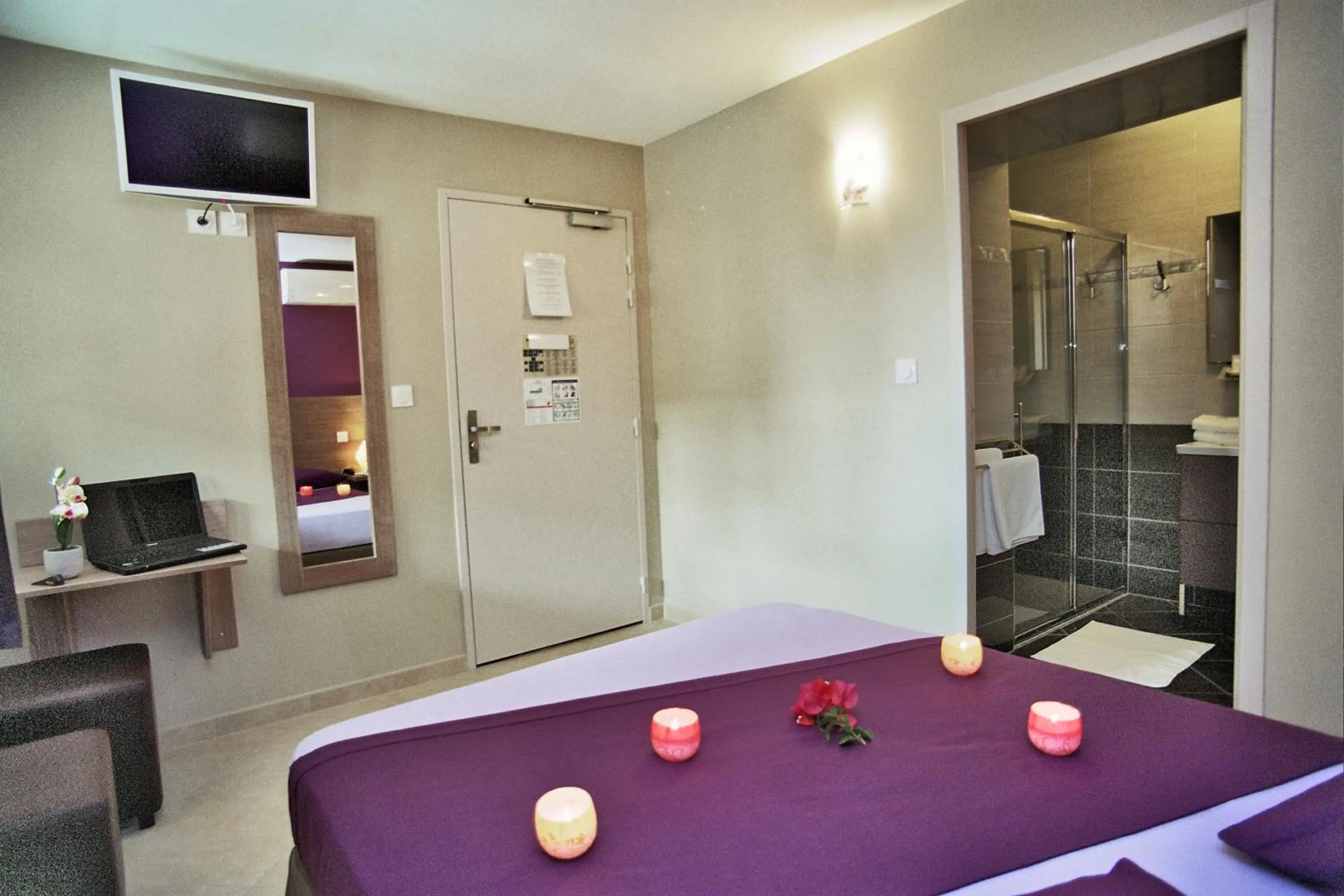 Bed in Hôtel l'Anvia