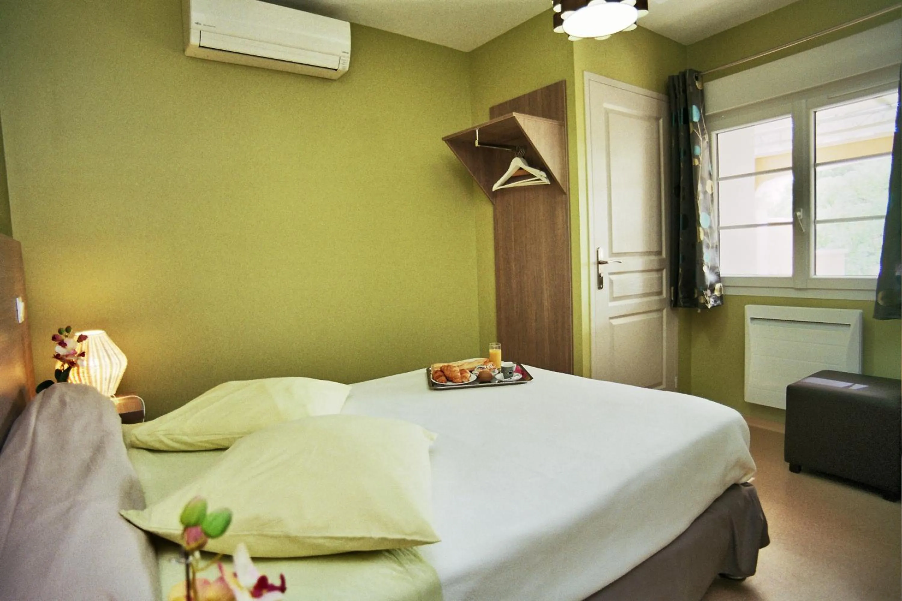 Bed in Hôtel l'Anvia