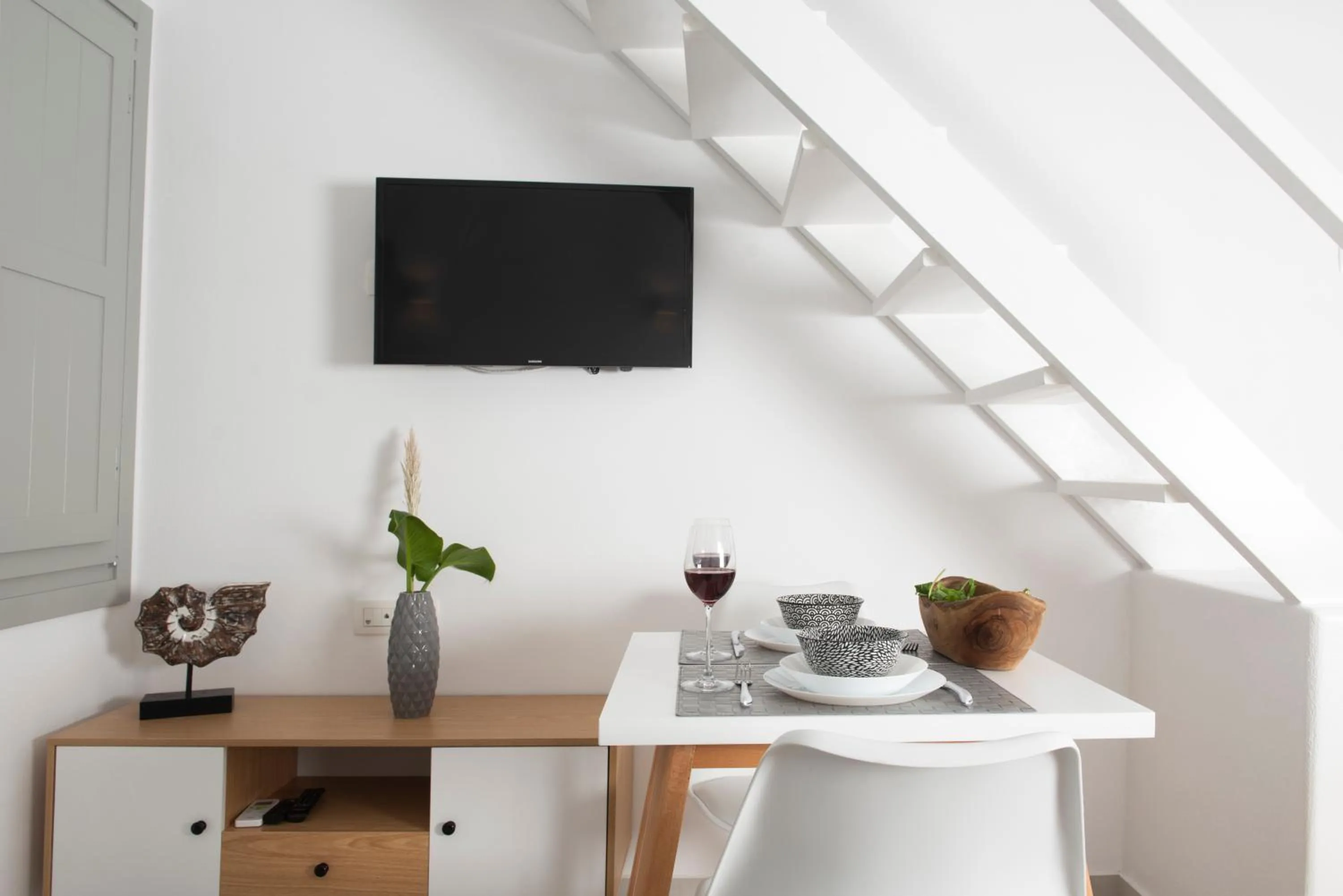 TV and multimedia in White Orchid Suites