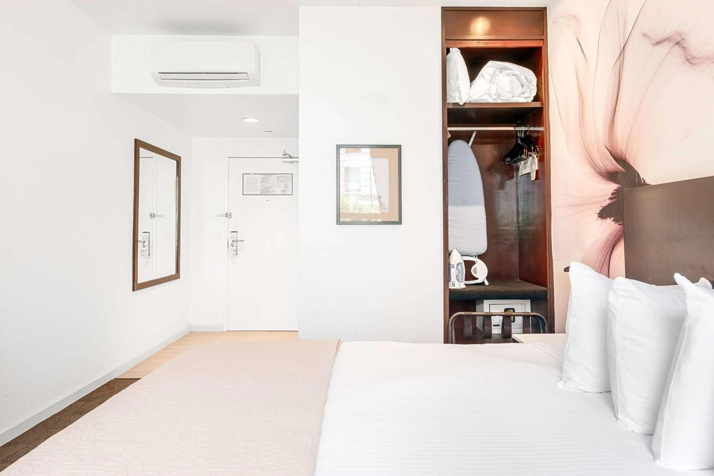 Photo of the whole room, Bed in The O Hotel, Trademark Collection by Wyndham