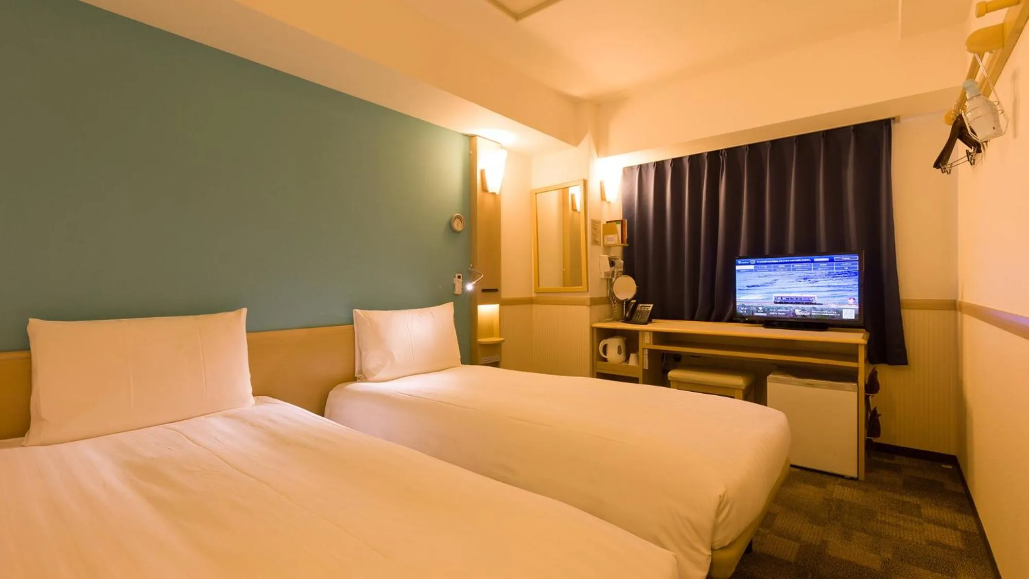 Bedroom, Bed in Toyoko Inn Osaka Hankyu Juso-eki Nishi-guchi No.2