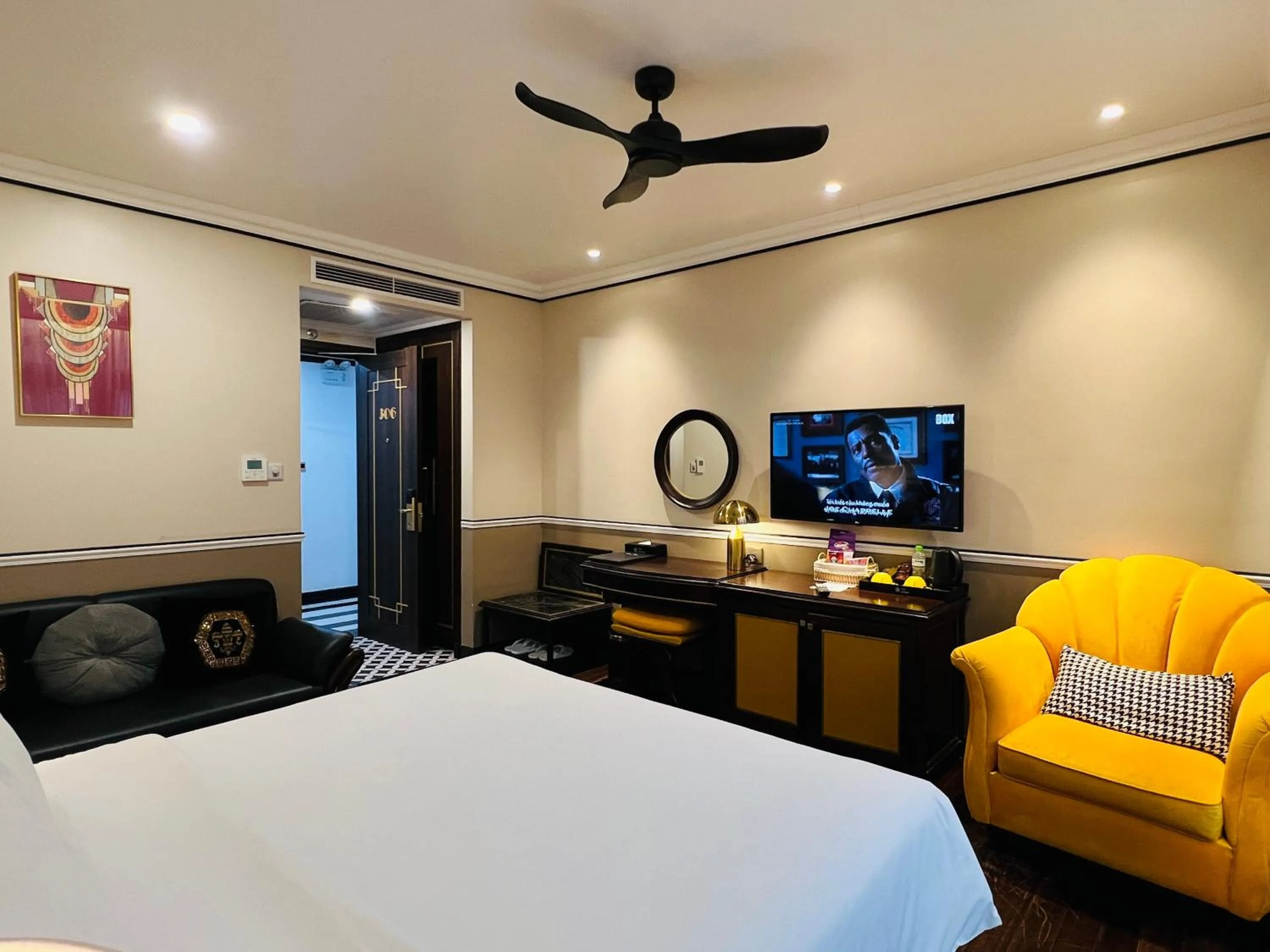 Seating area, Bed in Hotel du Monde Art