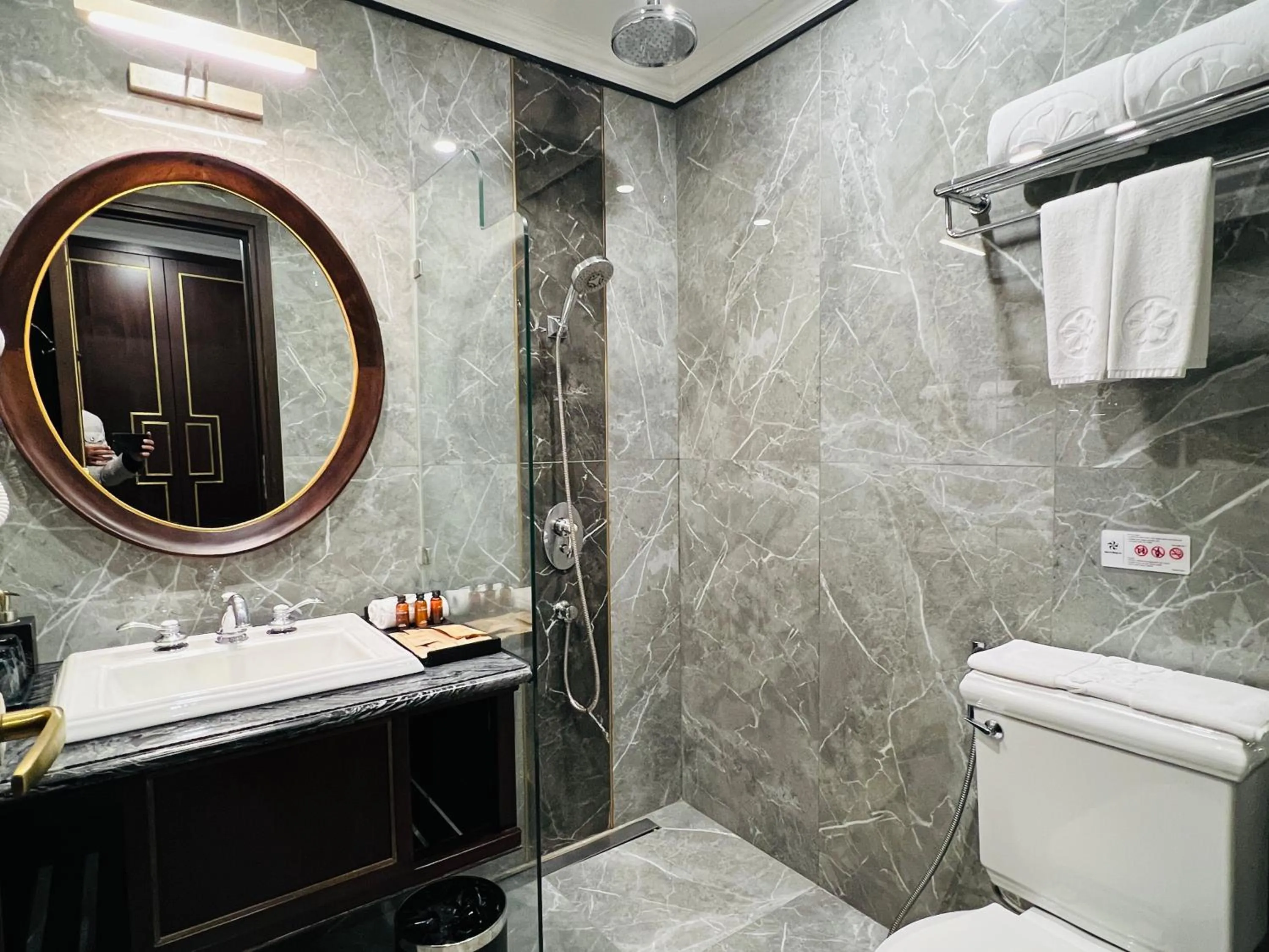 Bathroom in Hotel du Monde Art