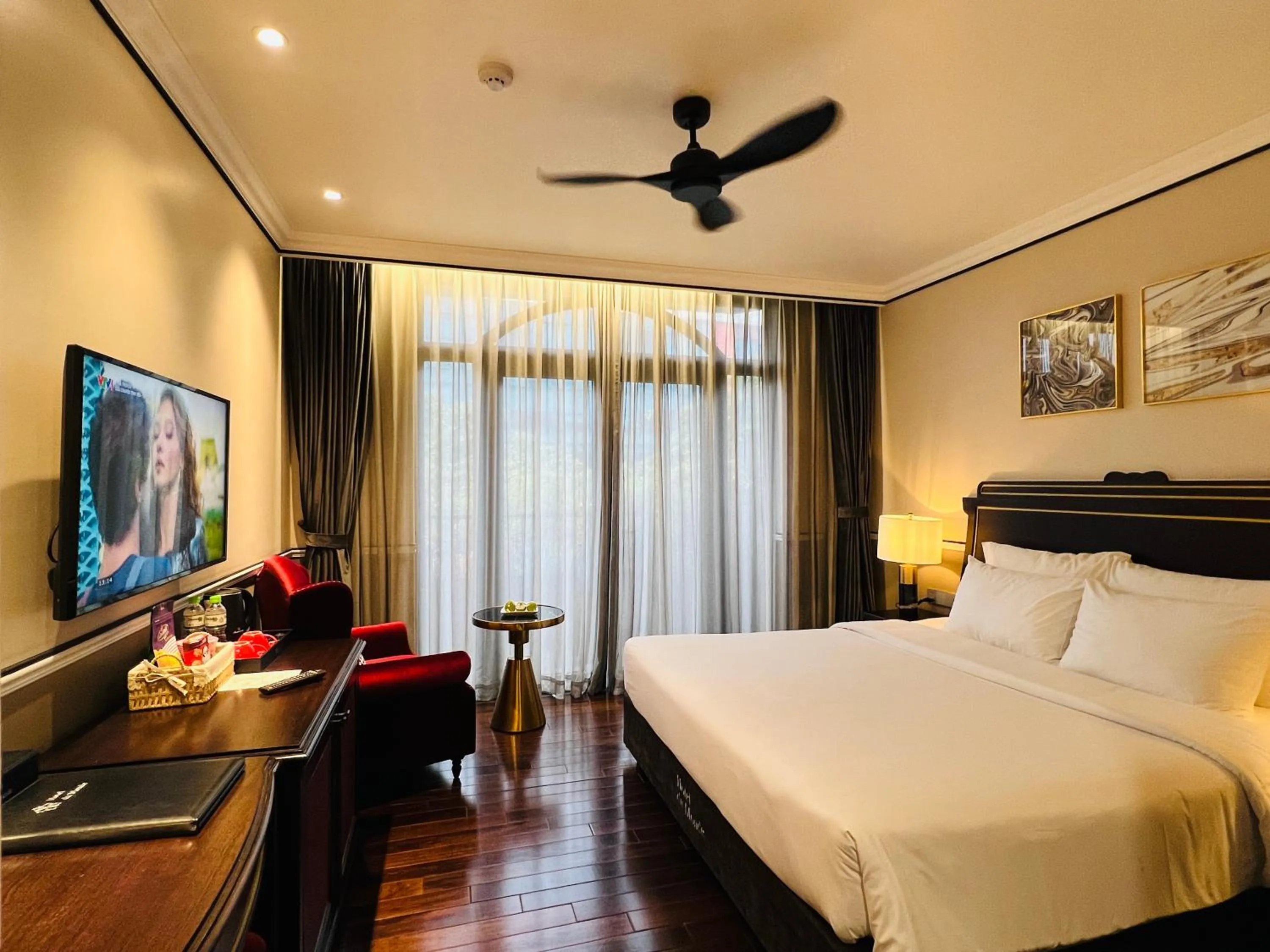 Photo of the whole room, Bed in Hotel du Monde Art