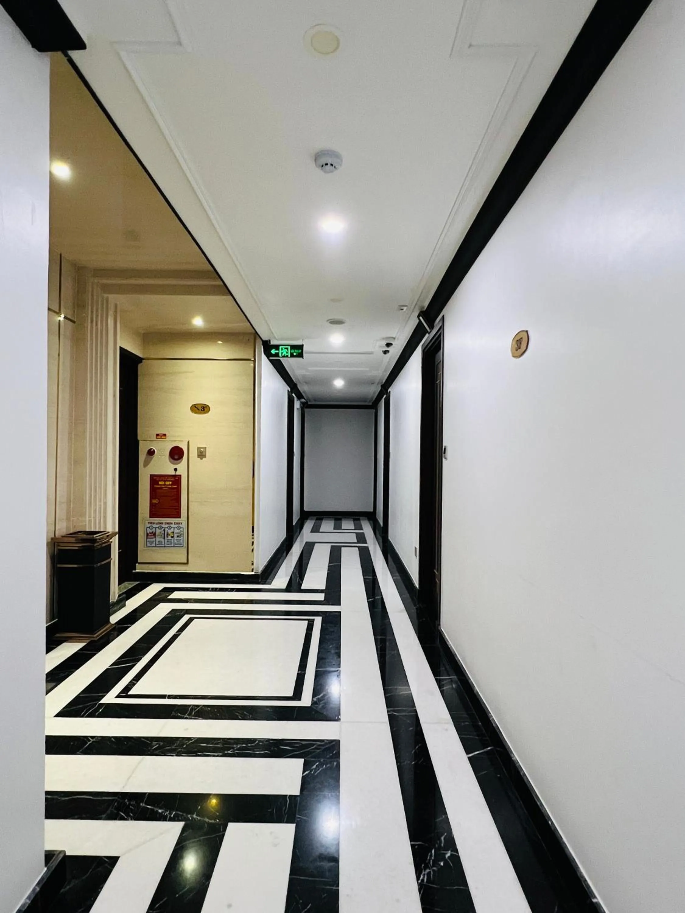 Property building in Hotel du Monde Art