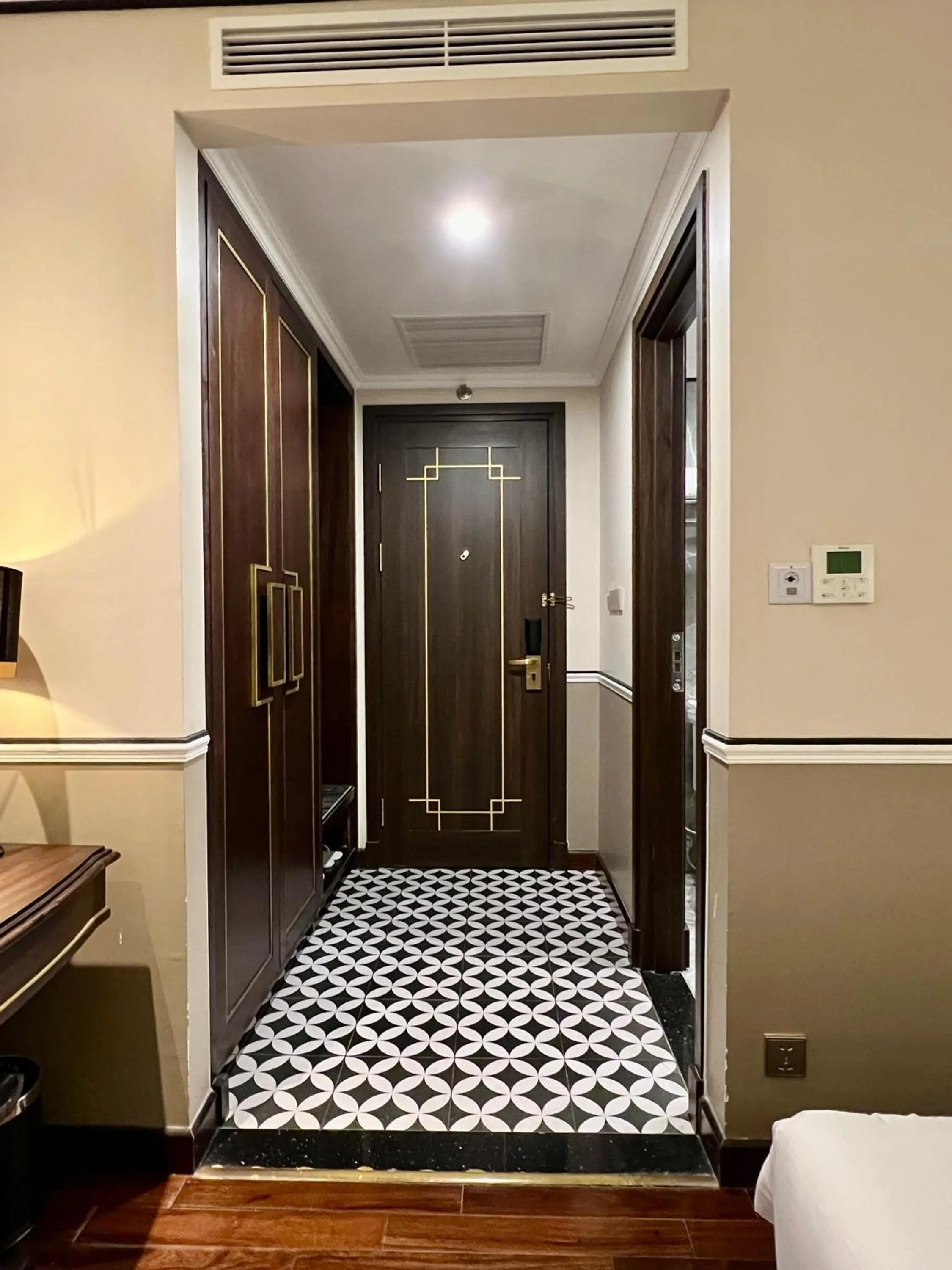 Facade/entrance, Bed in Hotel du Monde Art