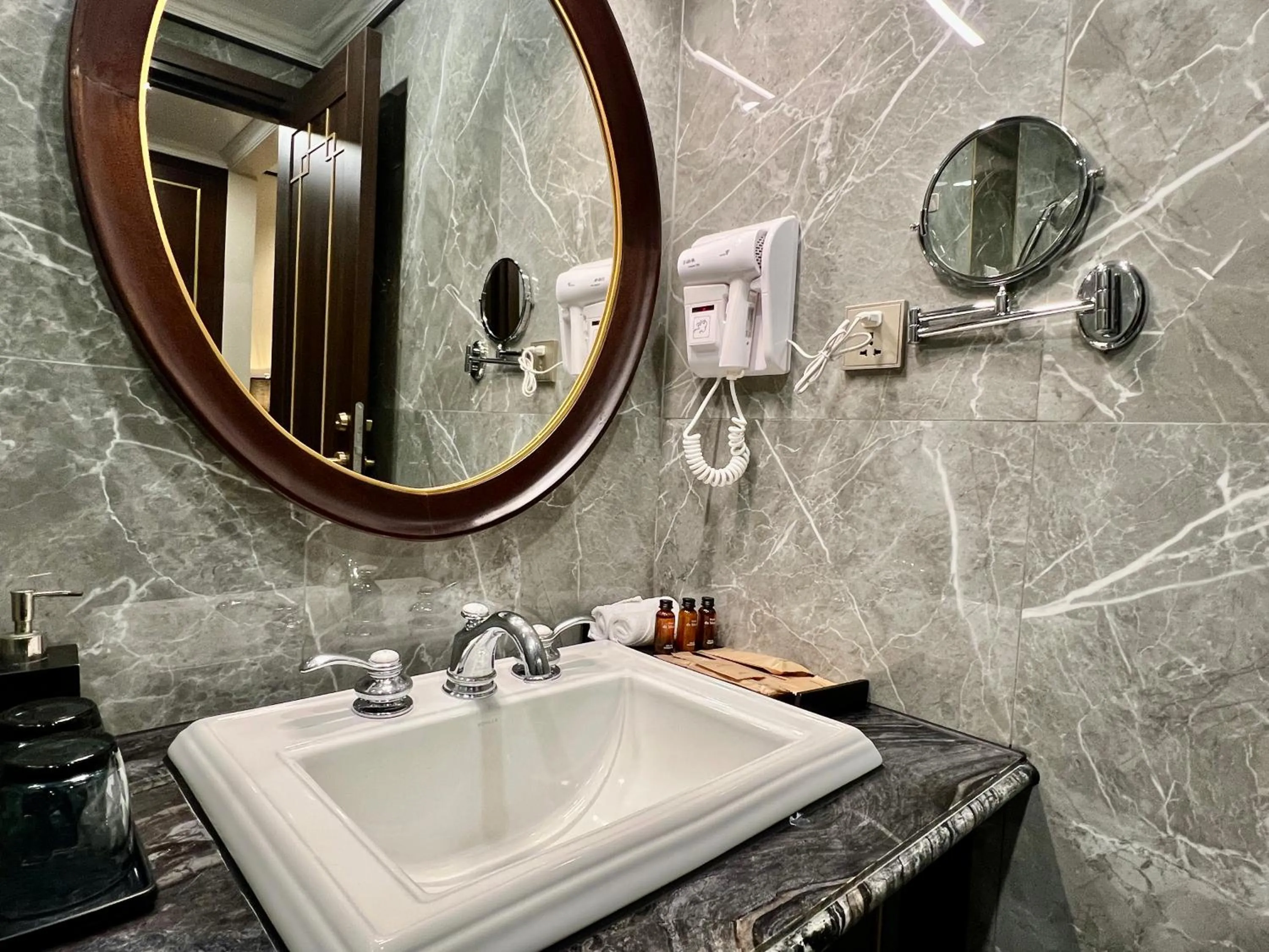 Bathroom in Hotel du Monde Art