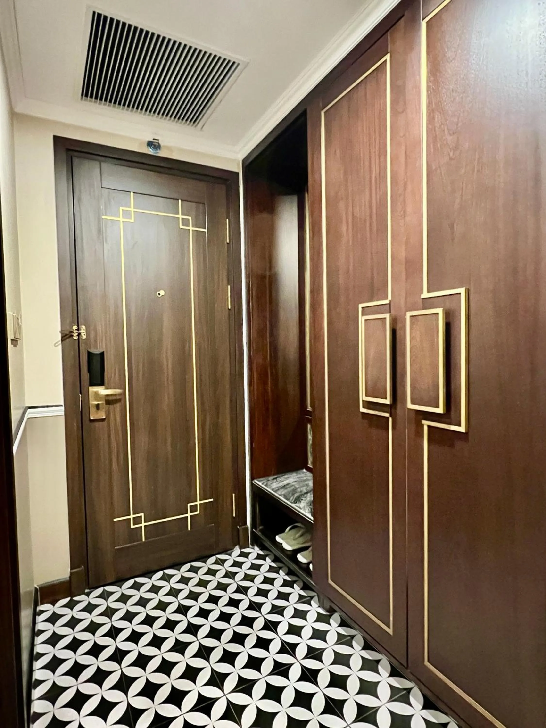 wardrobe in Hotel du Monde Art