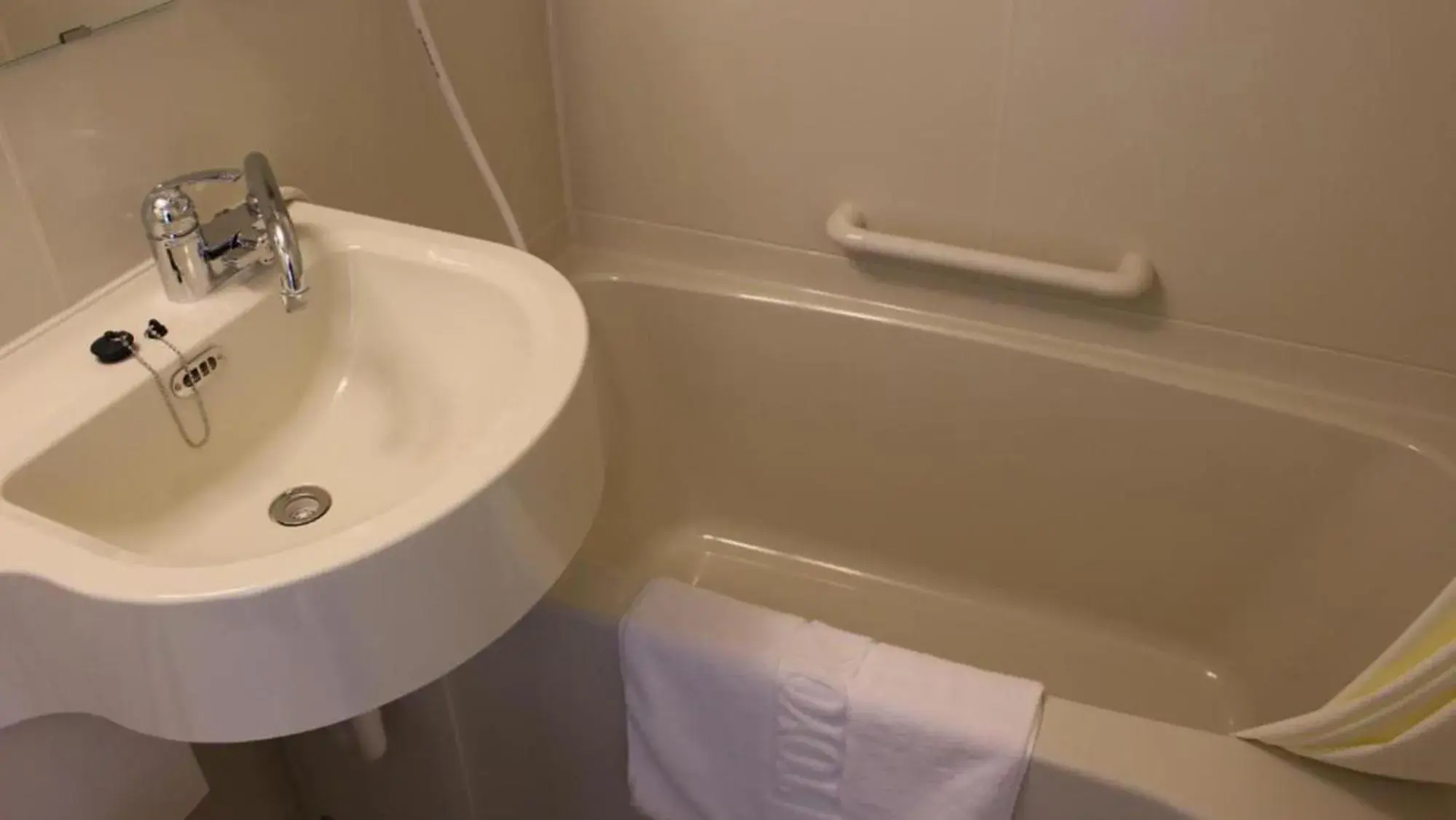 Queen Room - Non-Smoking in Toyoko Inn Osaka Temmabashi Otemae Queen Room - Non-Smoking in Toyoko Inn Osaka Temmabashi Otemae