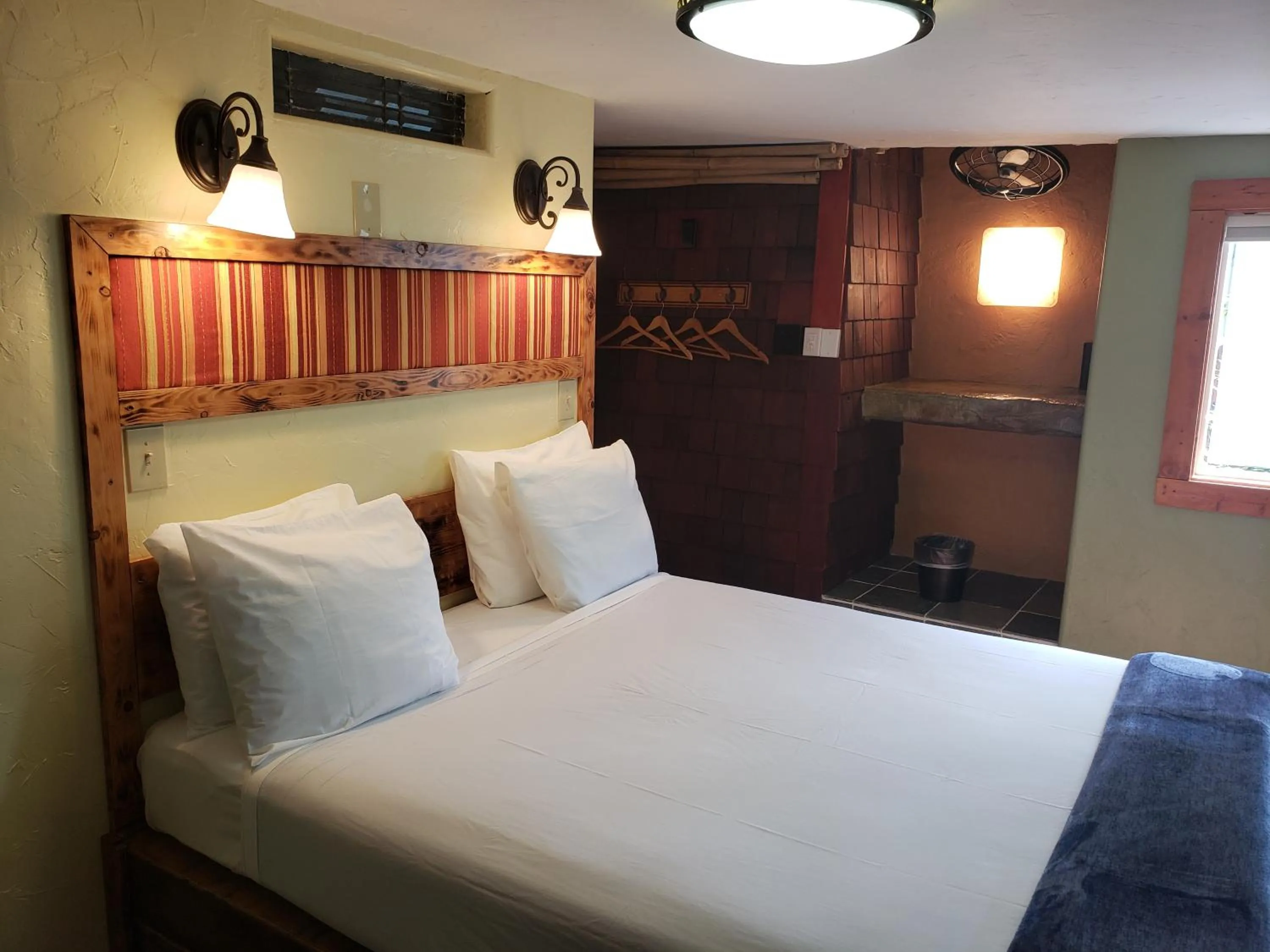 Bedroom, Bed in Chalet Kilauea