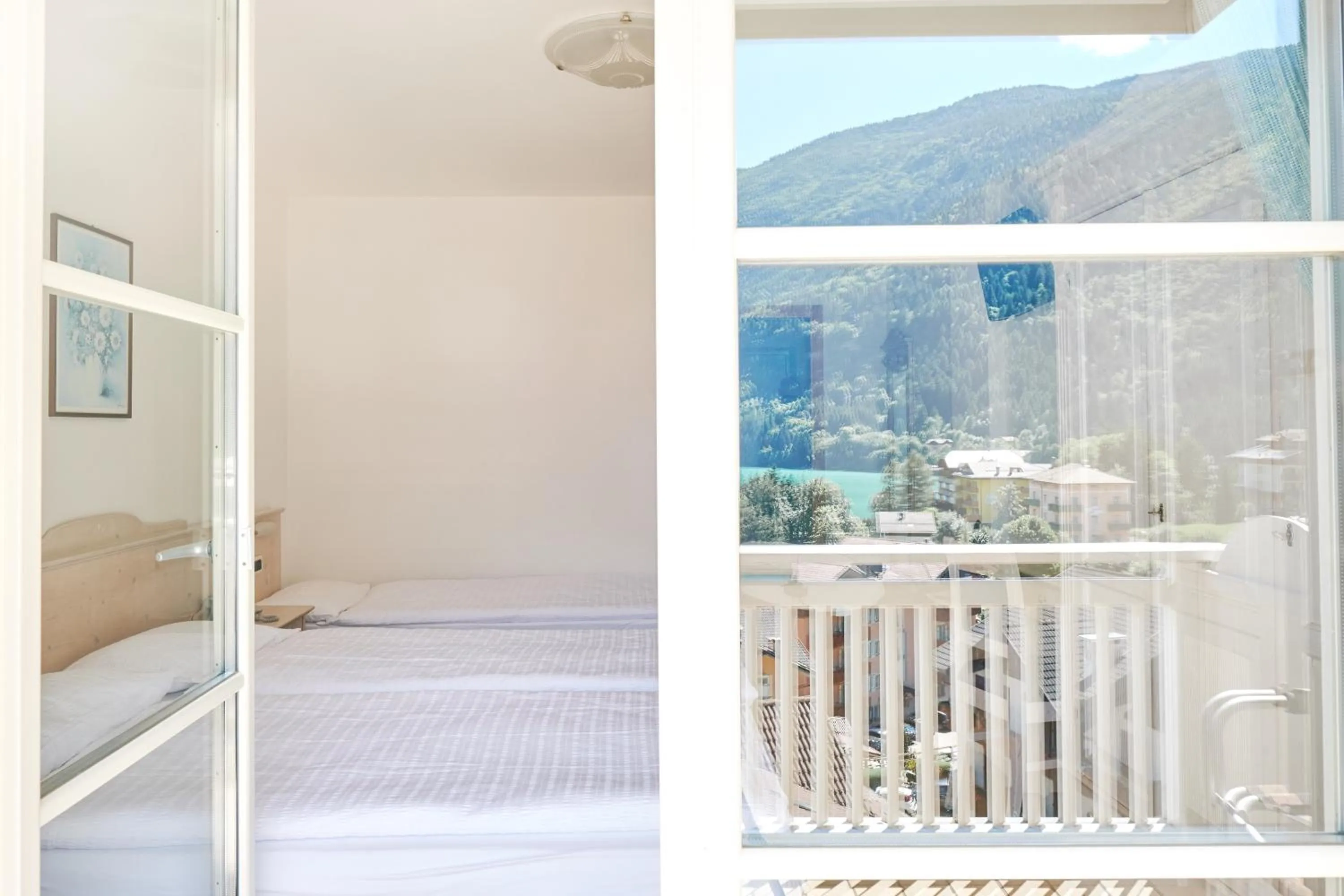 Lake view, Bed in Hotel Europa