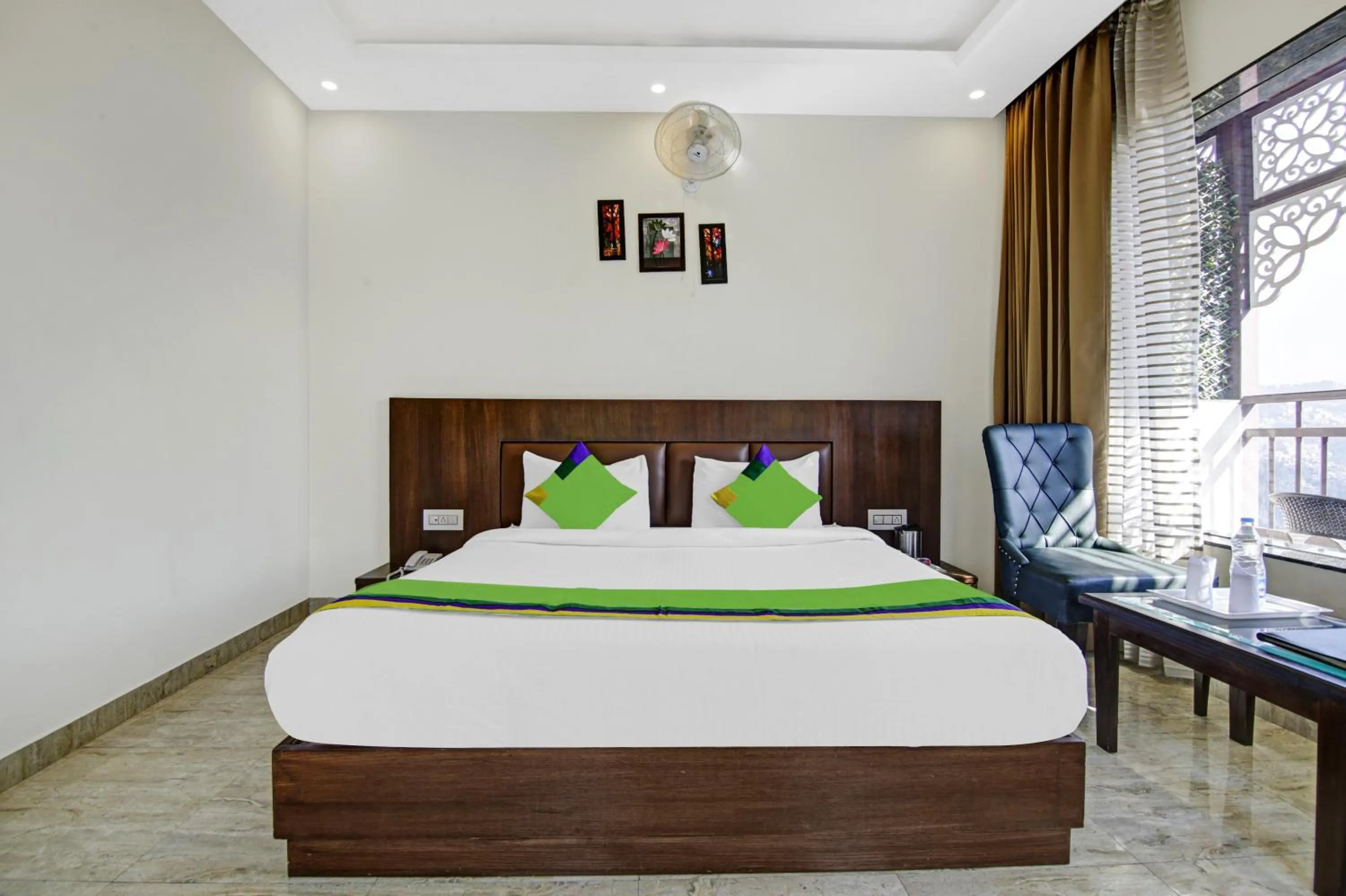 Bed in Hotel Crosswinds West