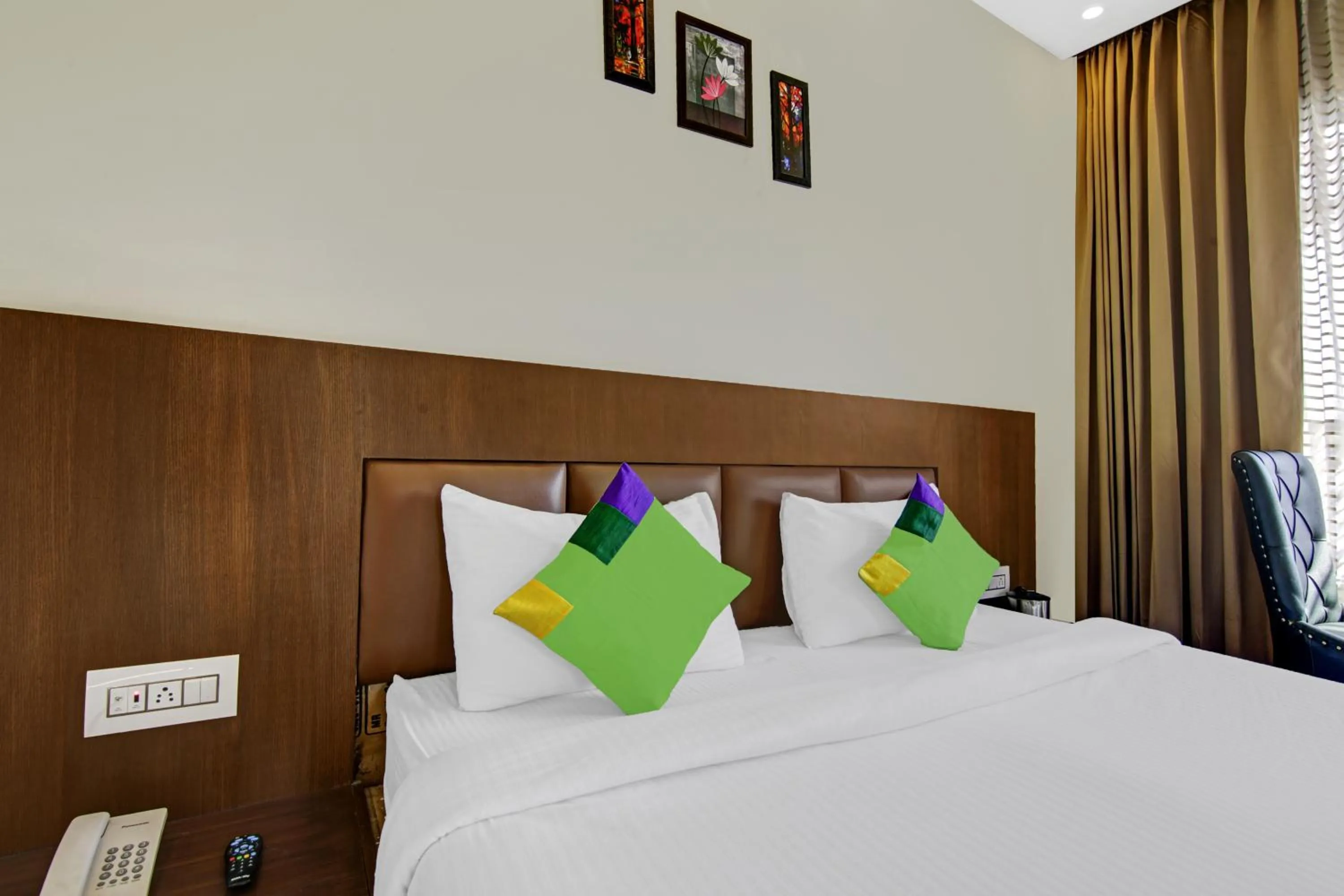 Street view, Bed in Hotel Crosswinds West