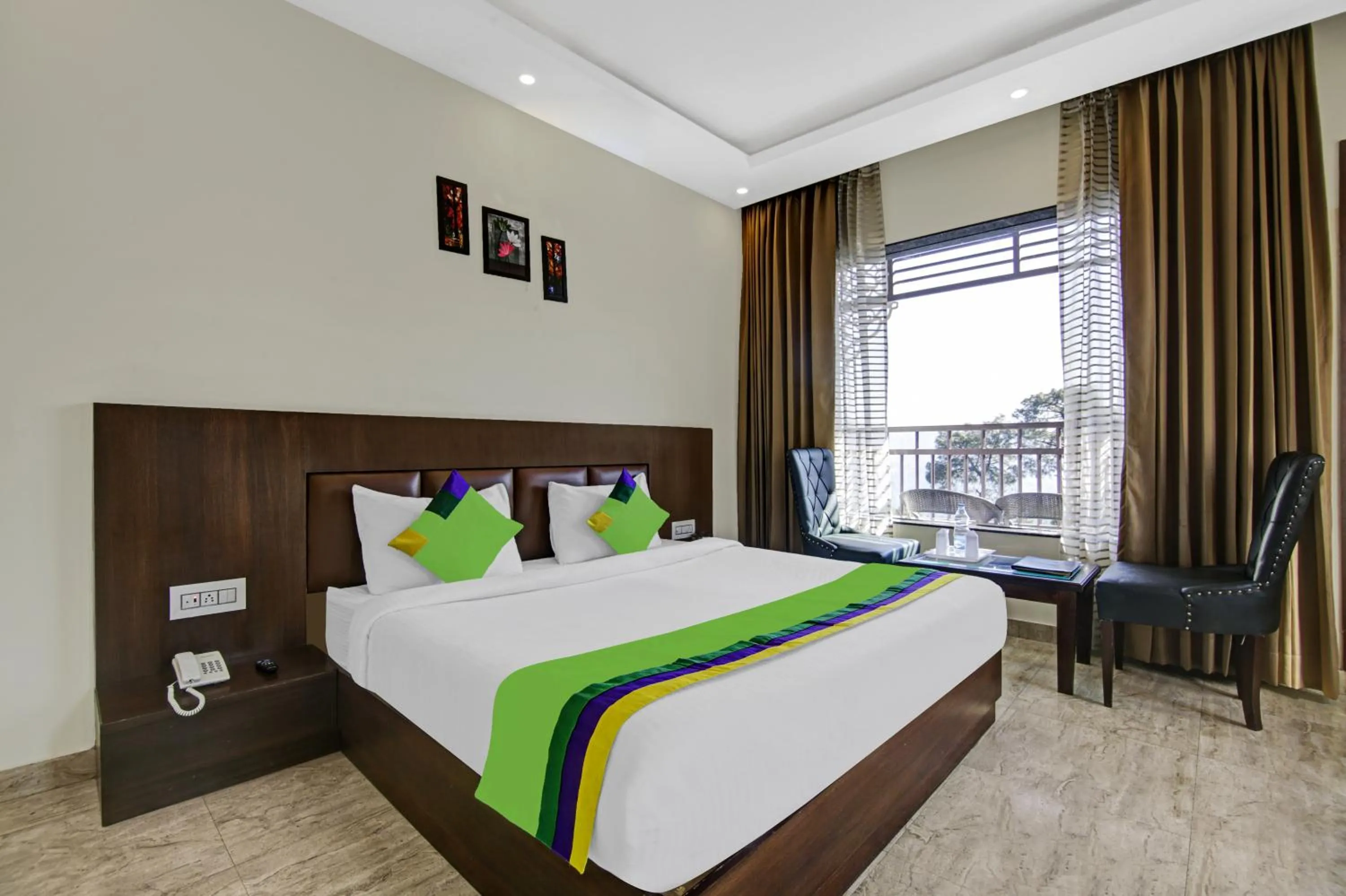 Bed in Hotel Crosswinds West