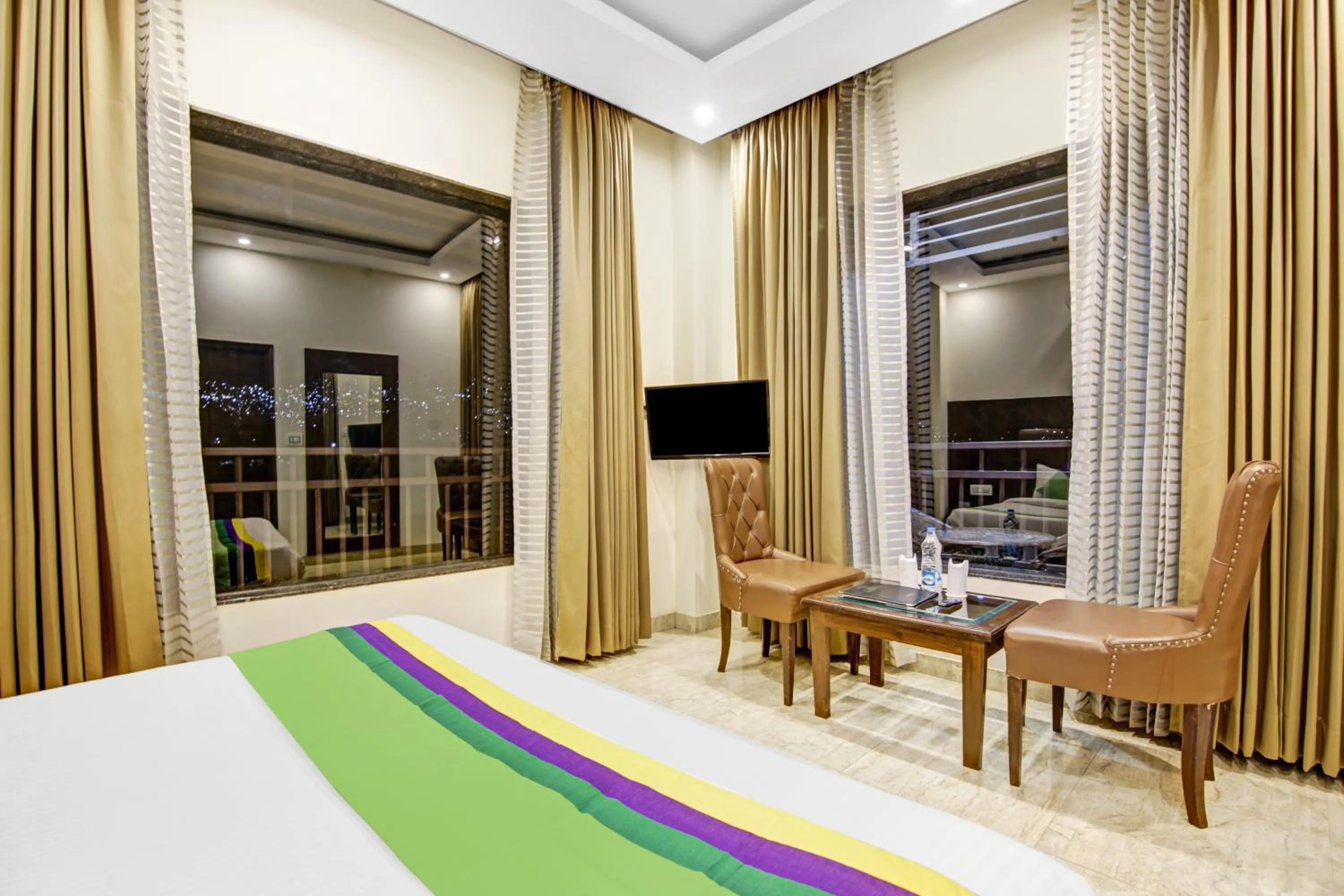 View (from property/room), Bed in Hotel Crosswinds West