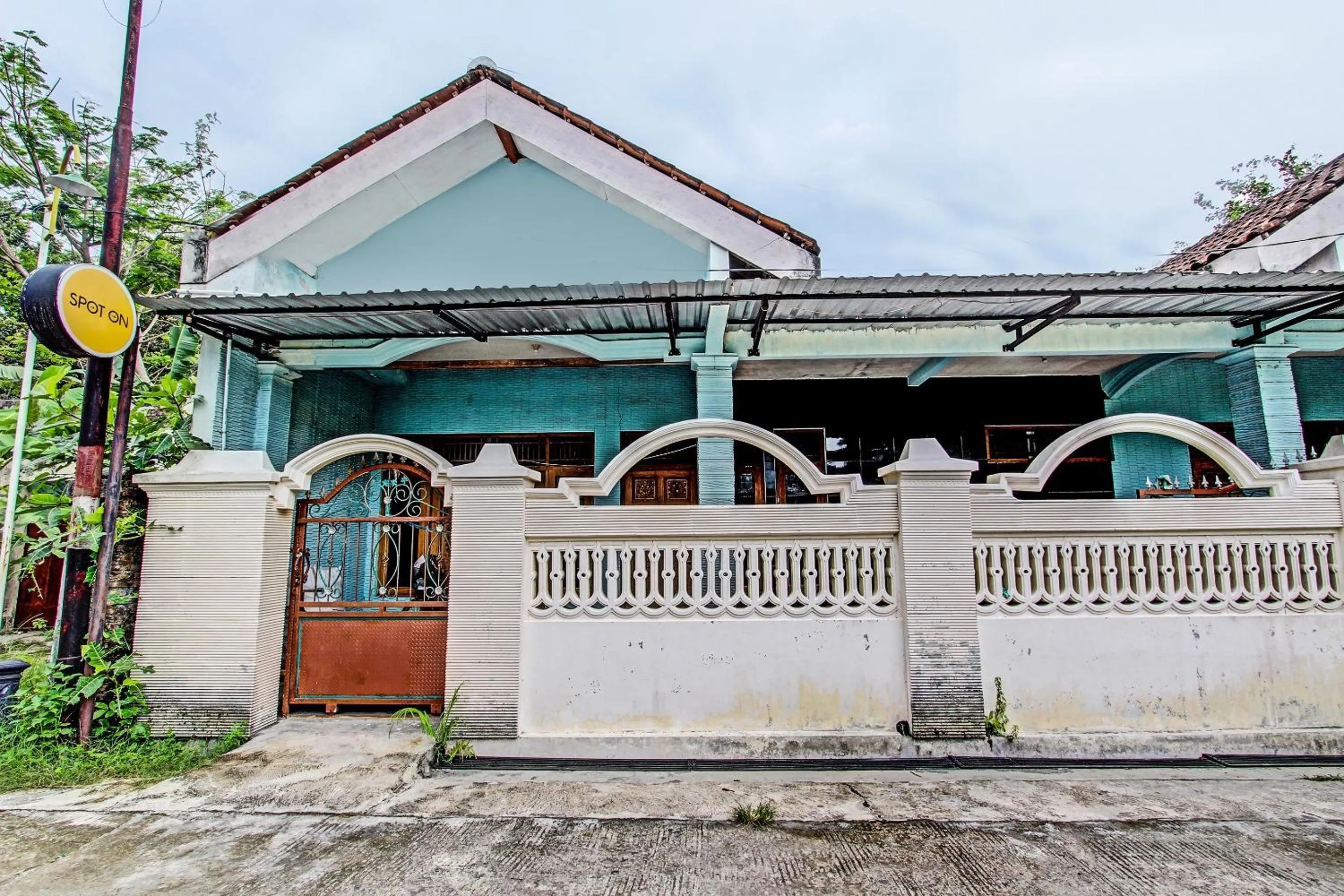 Facade/entrance in OYO Life 2546 Griya Widya Syariah
