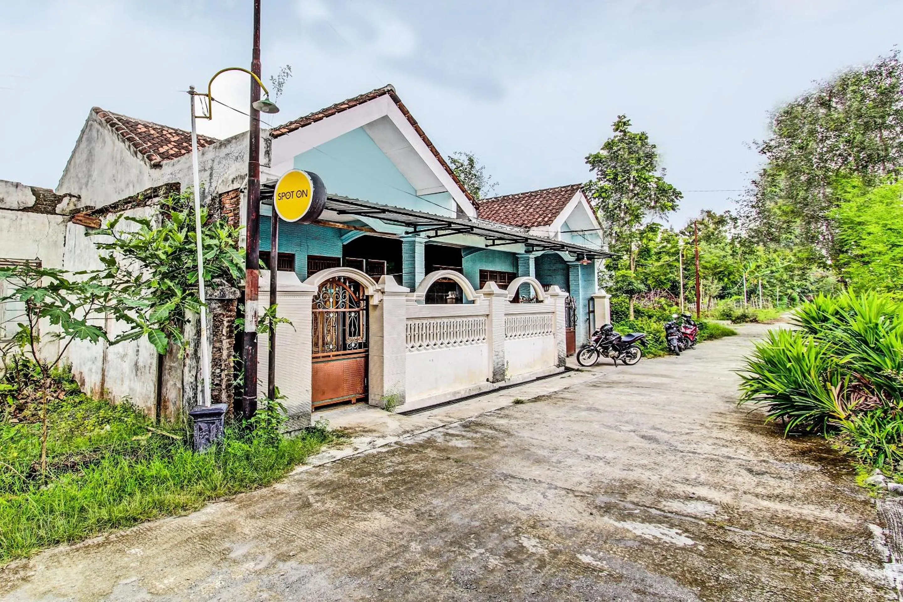 Facade/entrance in OYO Life 2546 Griya Widya Syariah