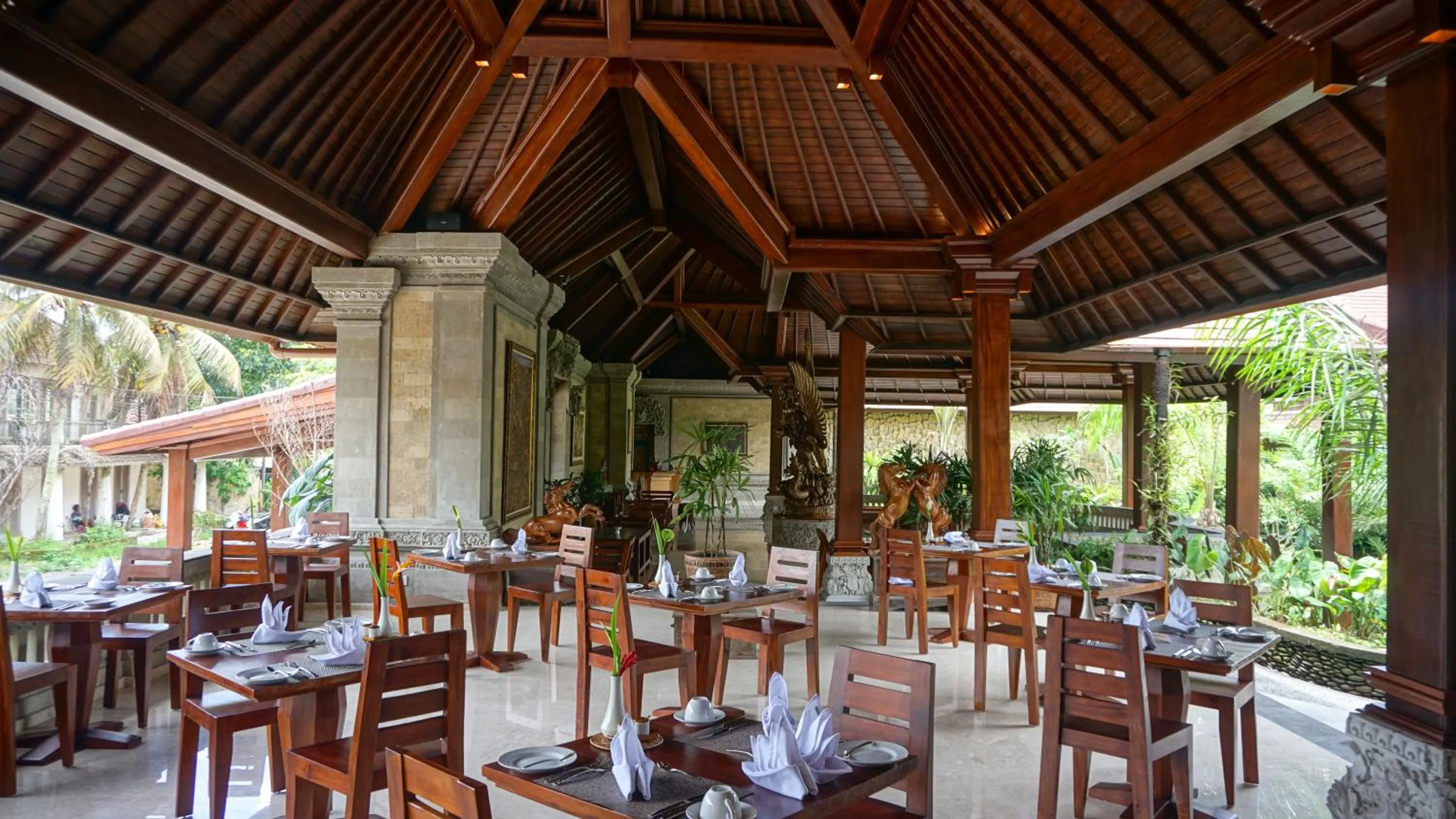 Restaurant/places to eat in Sakti Garden Resort & Spa