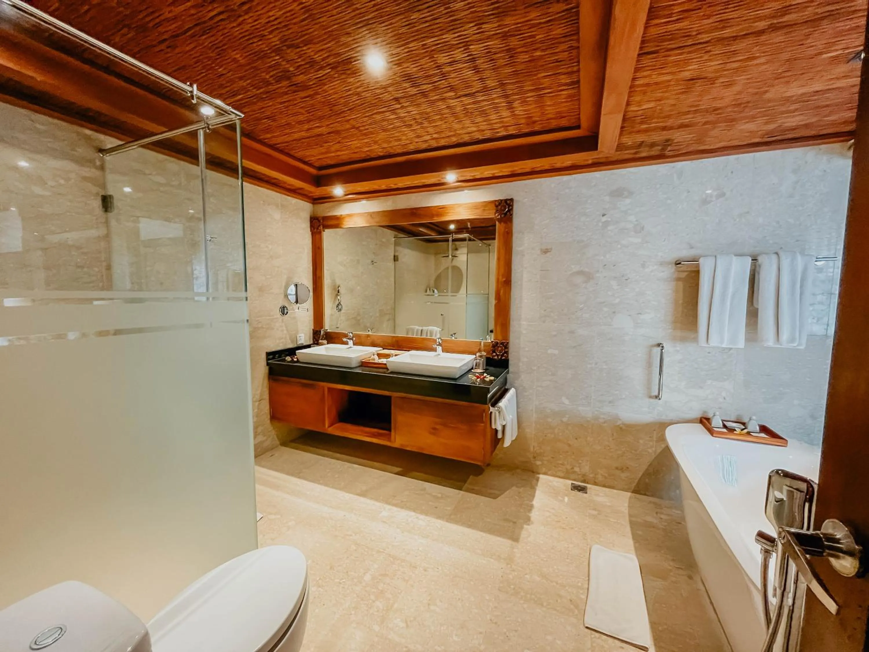 Shower, Bed in Sakti Garden Resort & Spa
