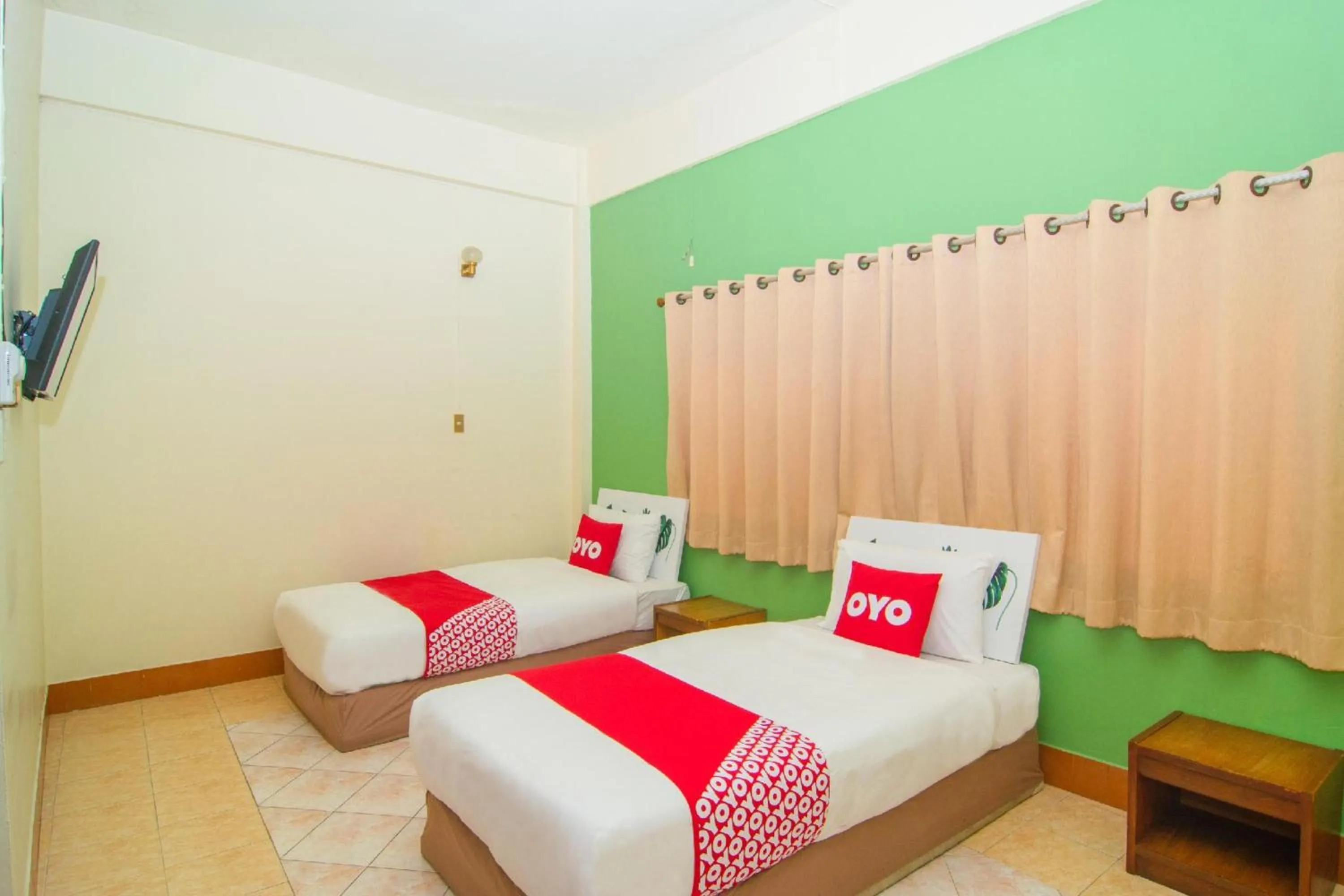 Bed in OYO 534 Phasuk Hotel