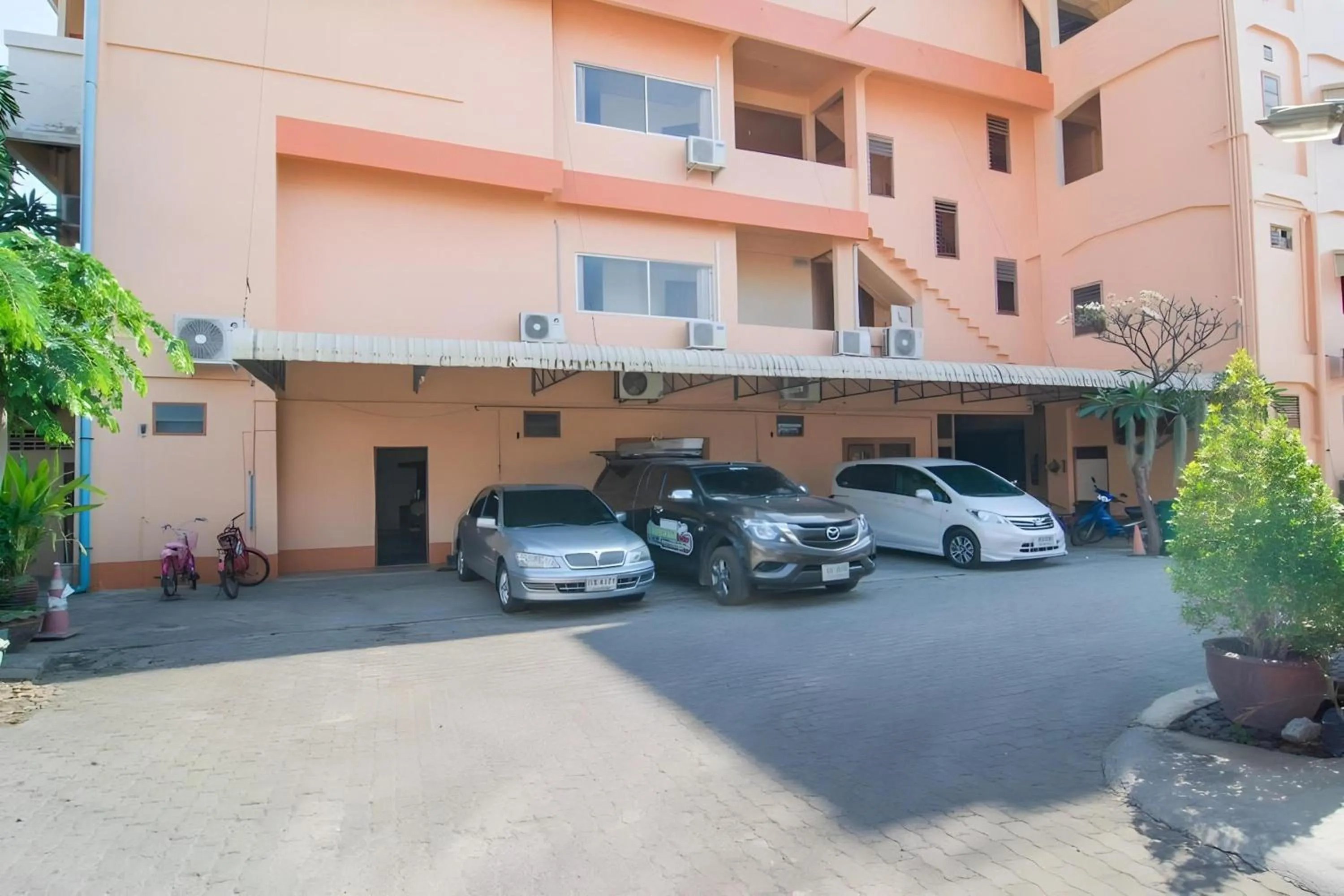 Parking in OYO 534 Phasuk Hotel