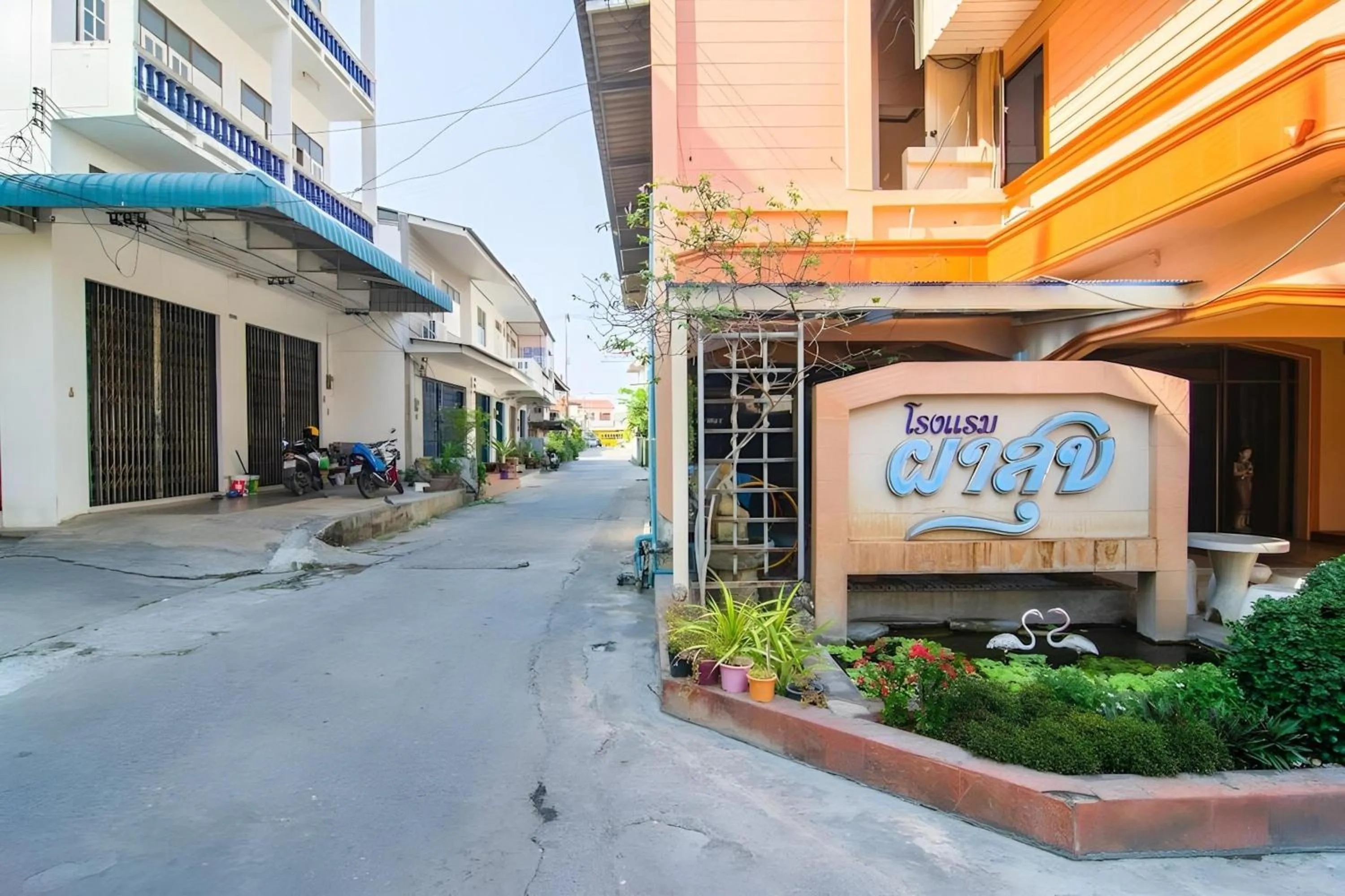 Neighbourhood in OYO 534 Phasuk Hotel