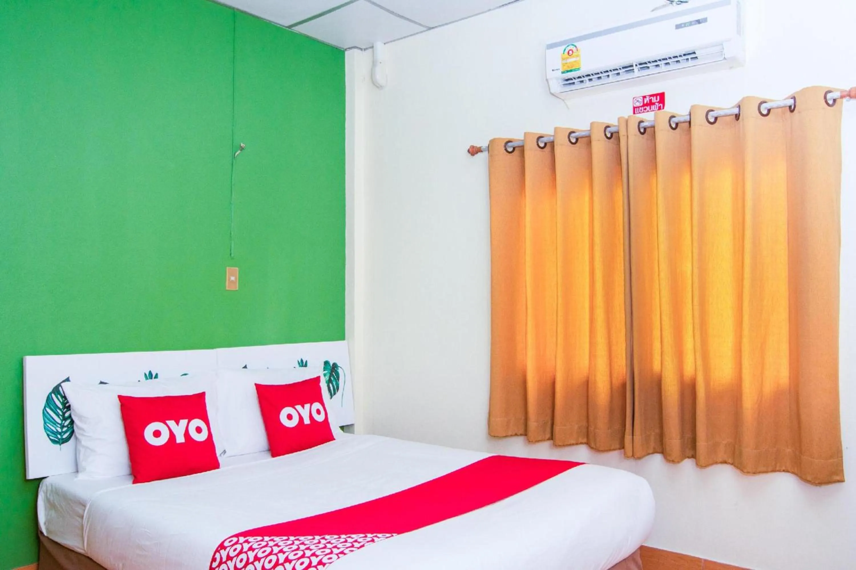 View (from property/room), Bed in OYO 534 Phasuk Hotel
