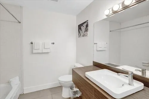 Oceanside Marina Suites - A Waterfront Hotel