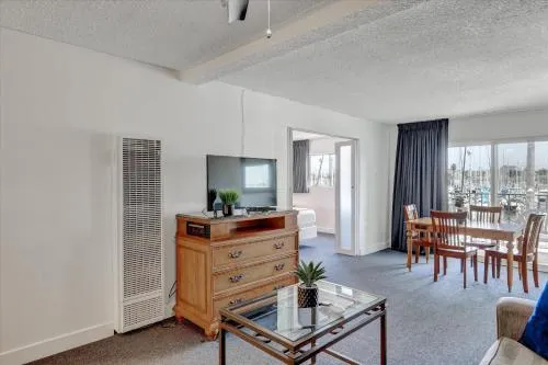 Oceanside Marina Suites - A Waterfront Hotel