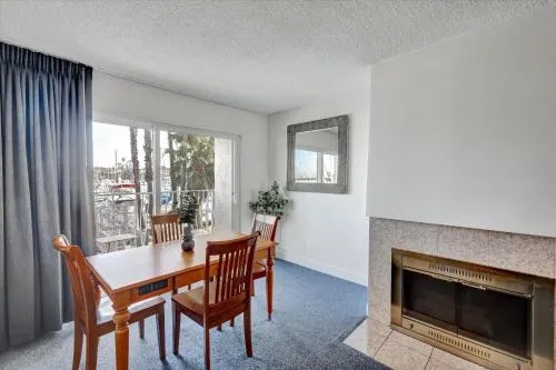 Oceanside Marina Suites - A Waterfront Hotel