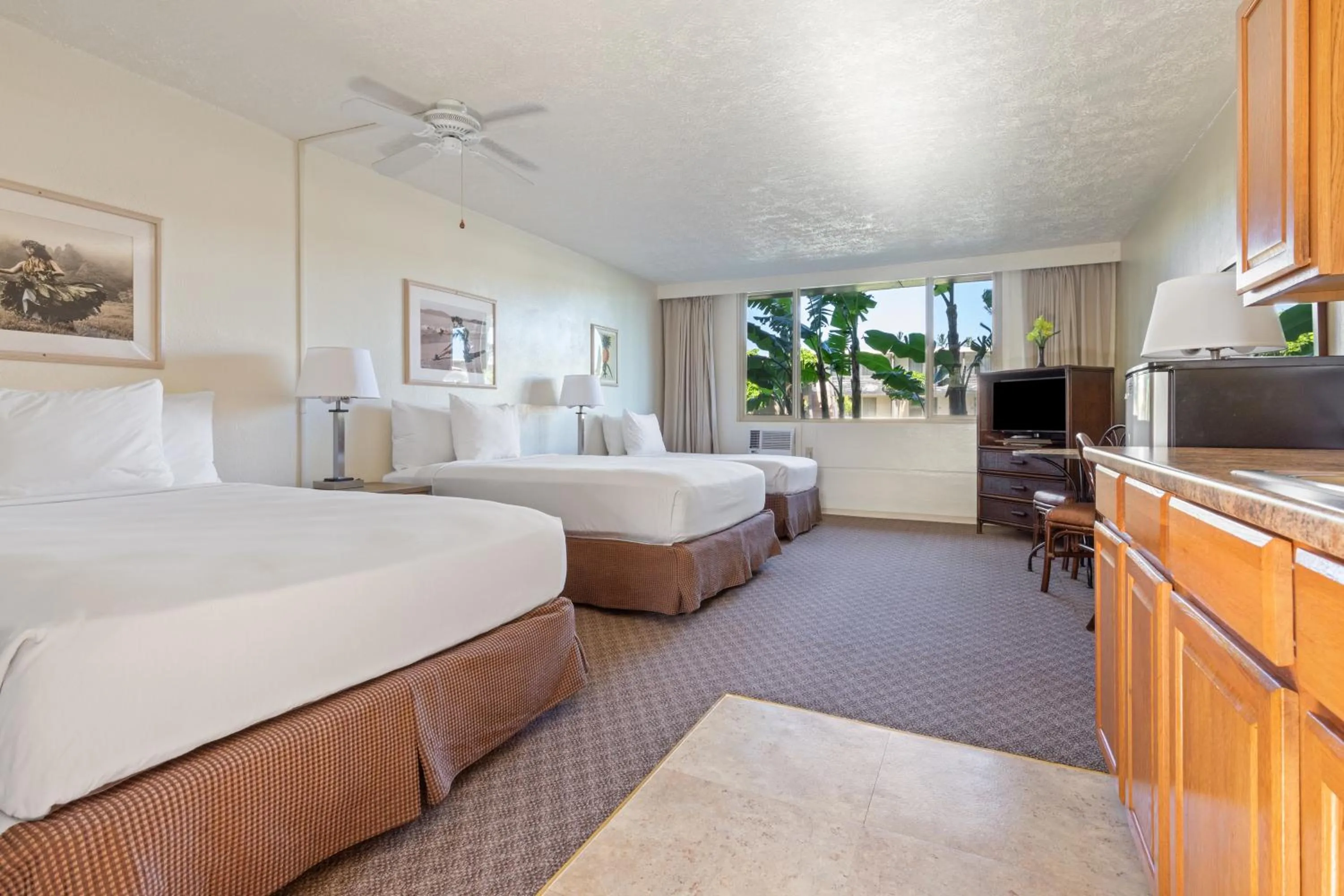 Bed in Maui Seaside Hotel